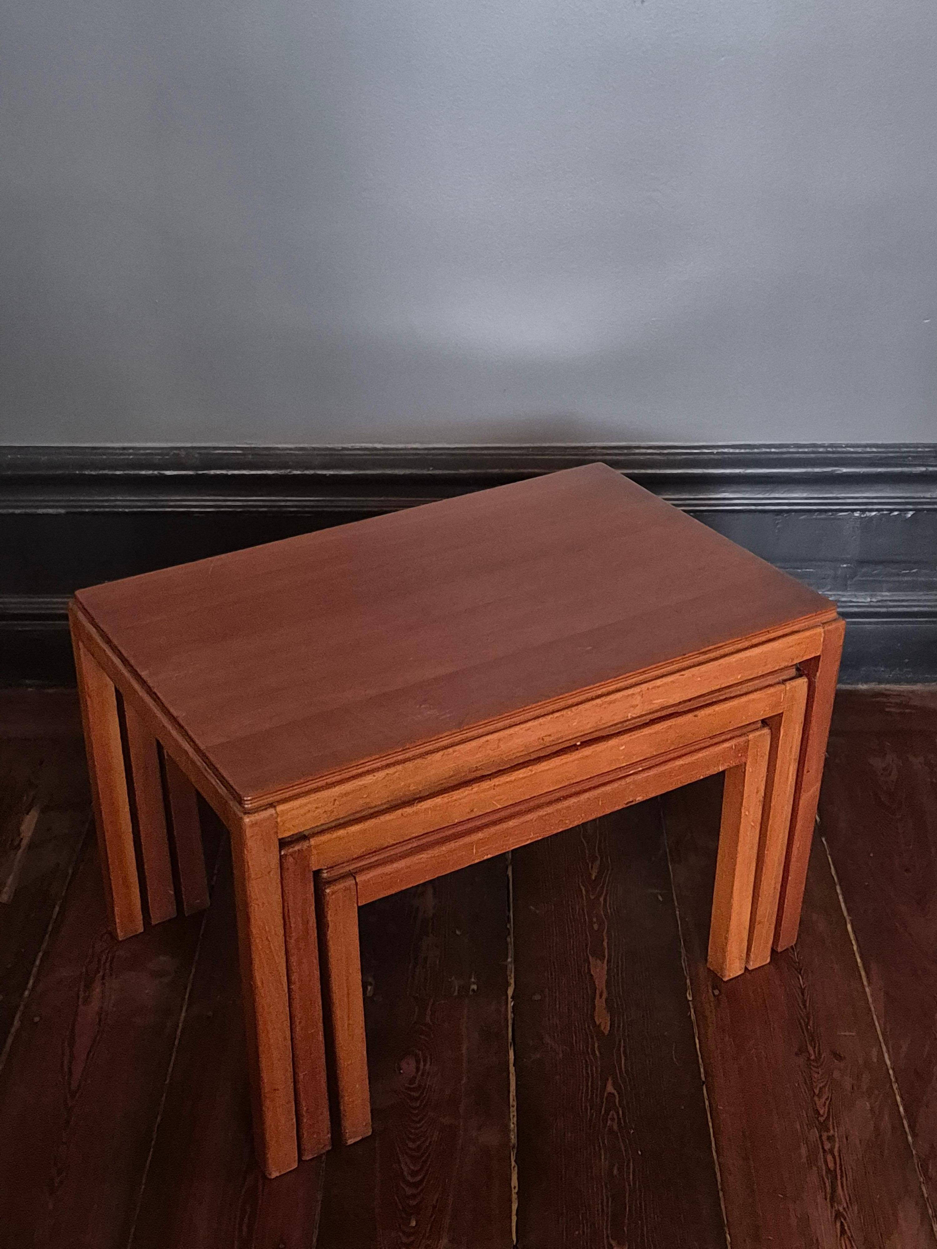 Classic nesting table (3) by Russell Gordon / Russel & Broadway, Midcentury Modern style