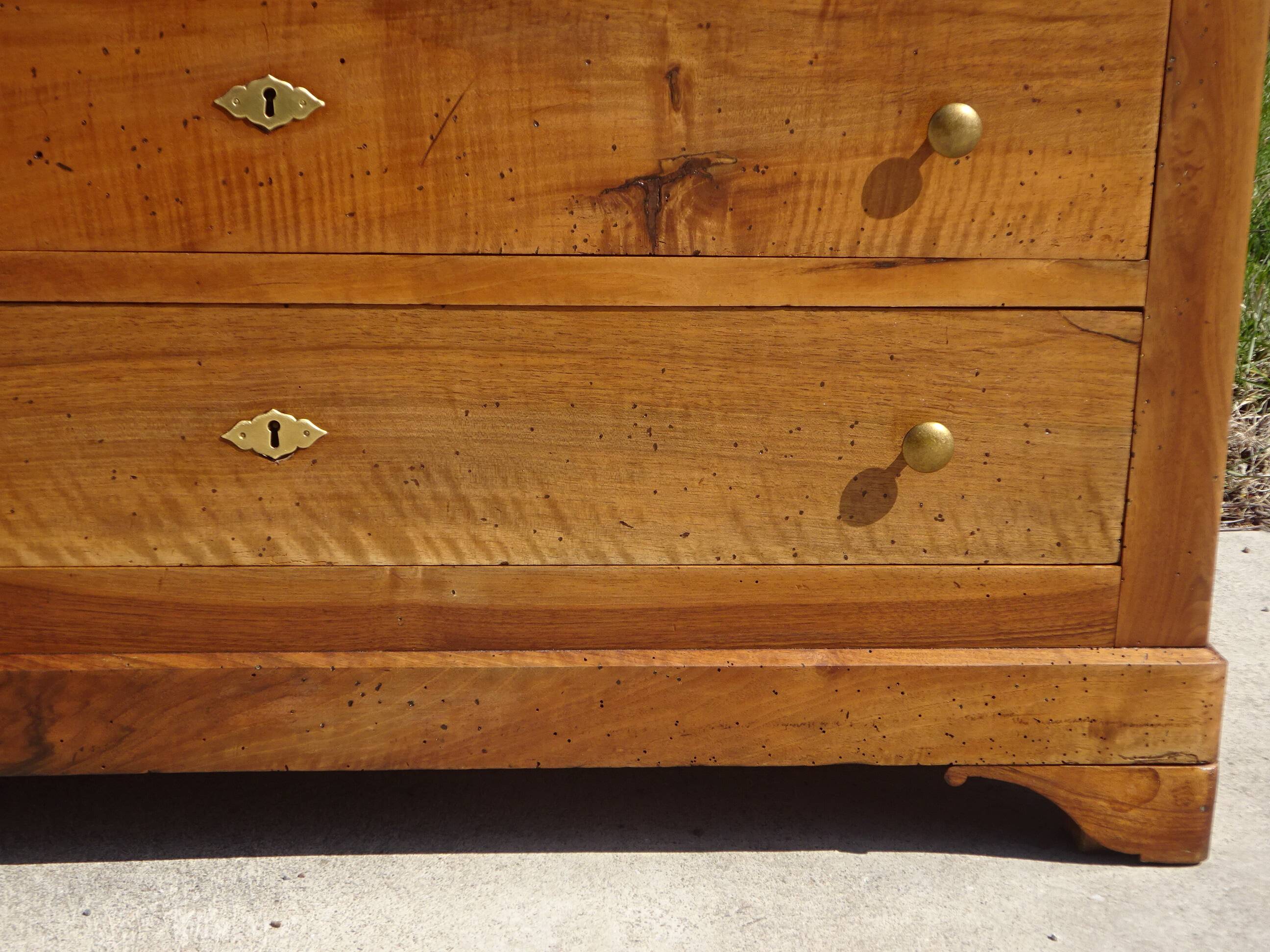 Antique Louis Philippe chest of drawers made entirely of walnut.