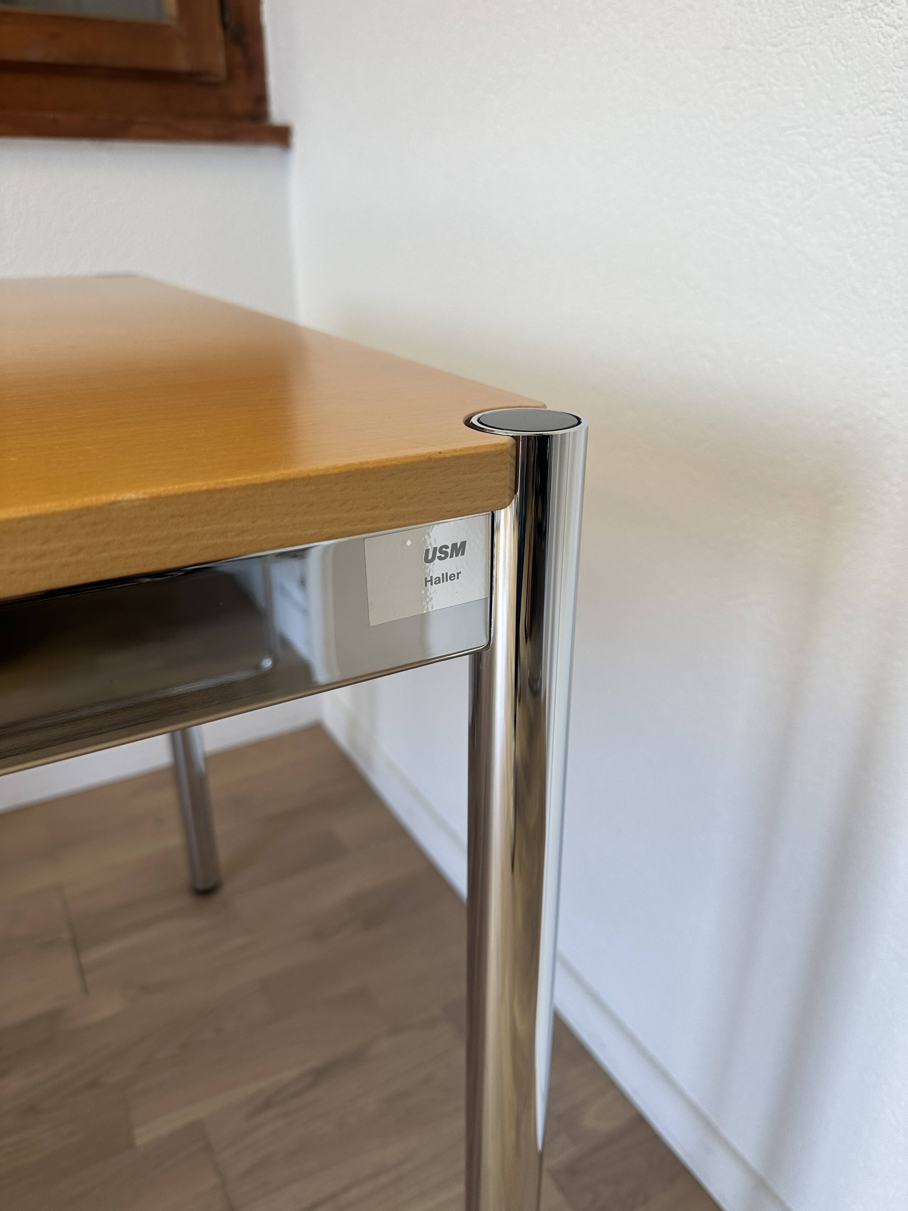 Bureau USM Haller en hêtre plaqué naturel vernis