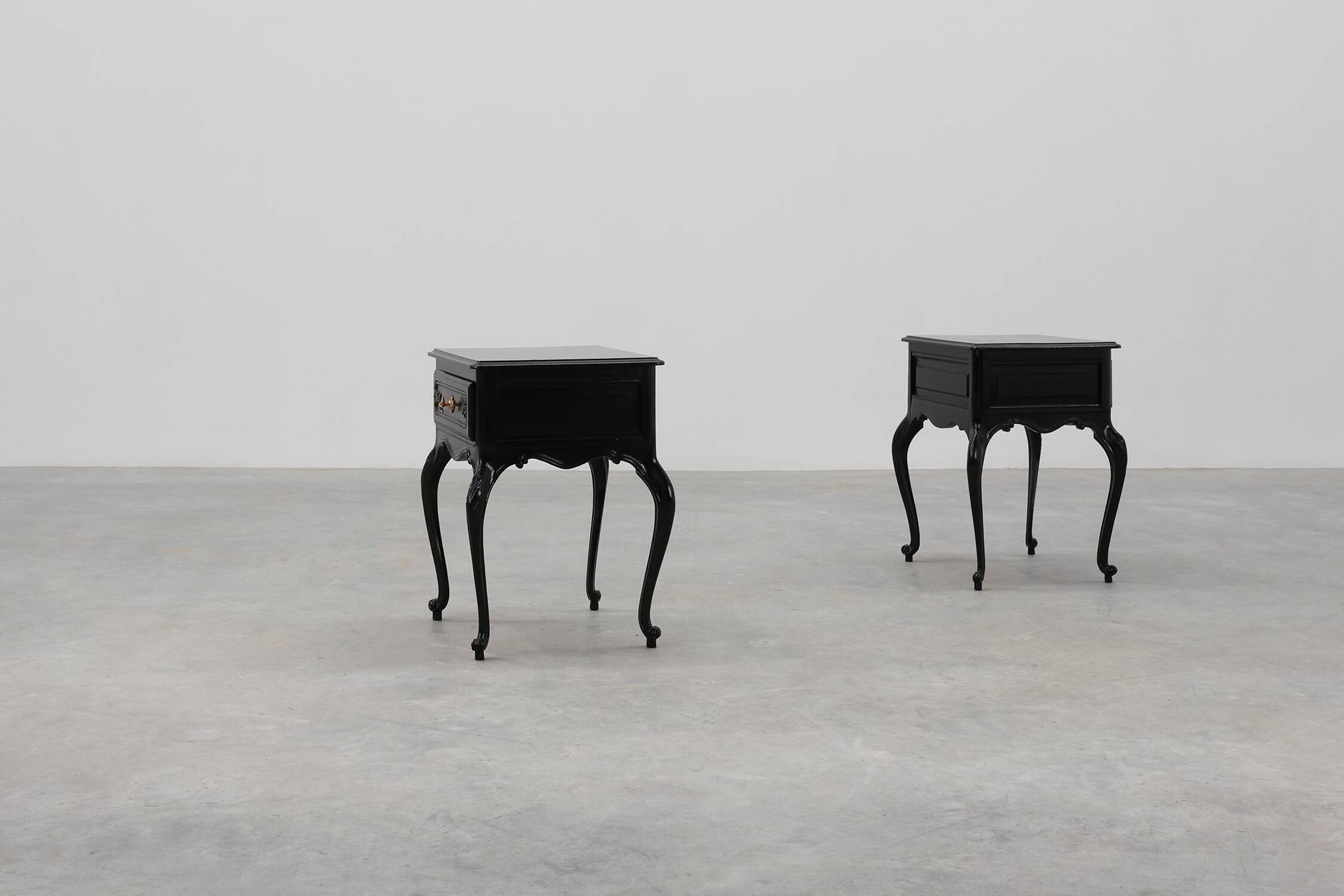 Paire de tables de chevet de style Louis XV en chêne laqué noir, France, années 1950