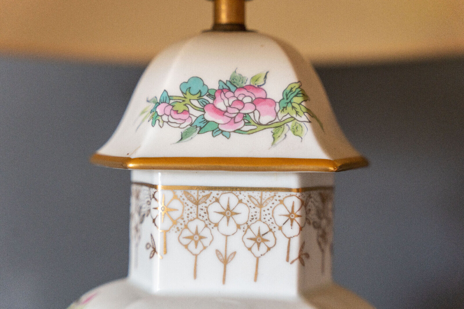 Chinese porcelain lamp mid-twentieth floral decoration wood support