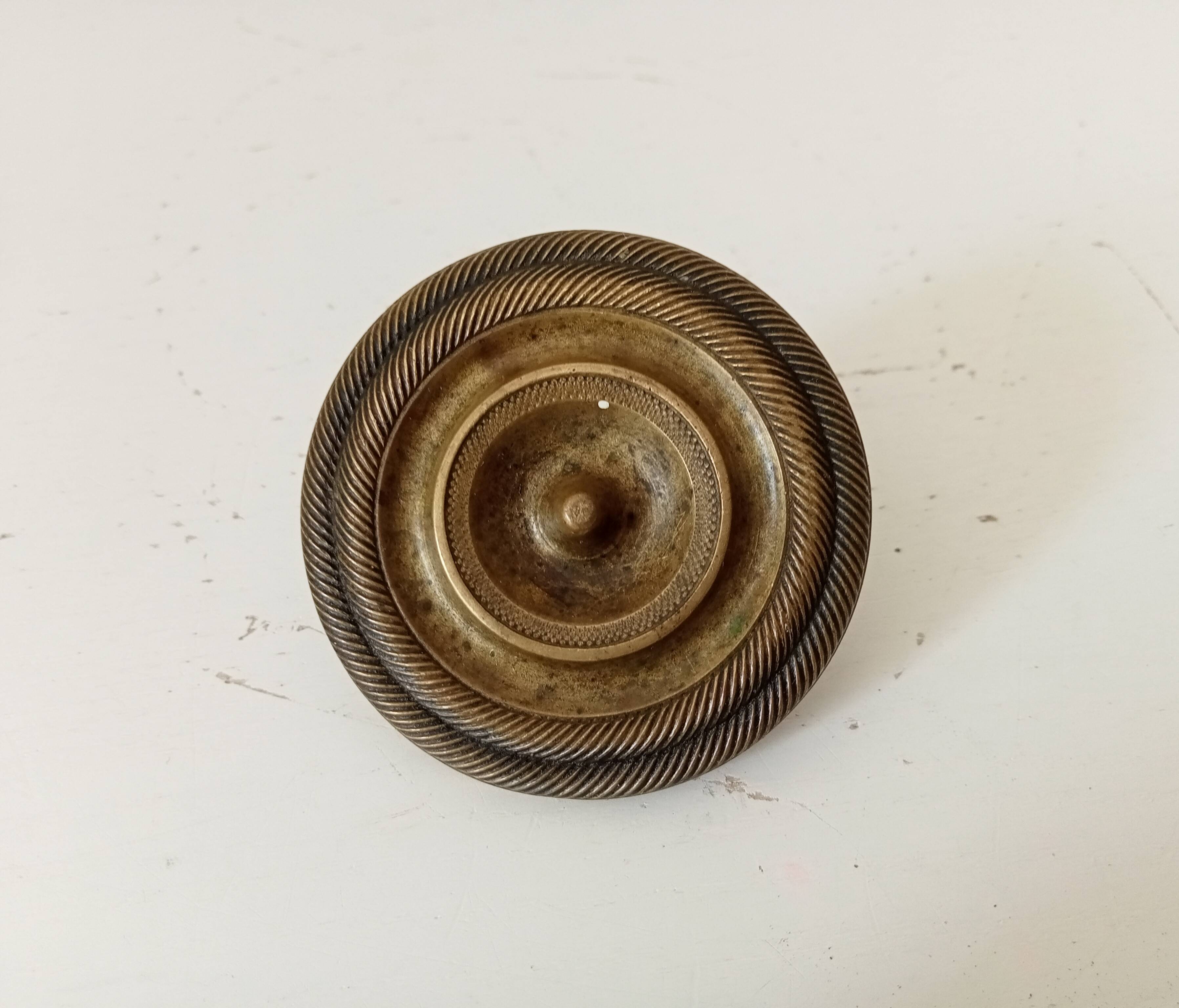 Empire-style furniture handle from the 19th century in solid bronze.