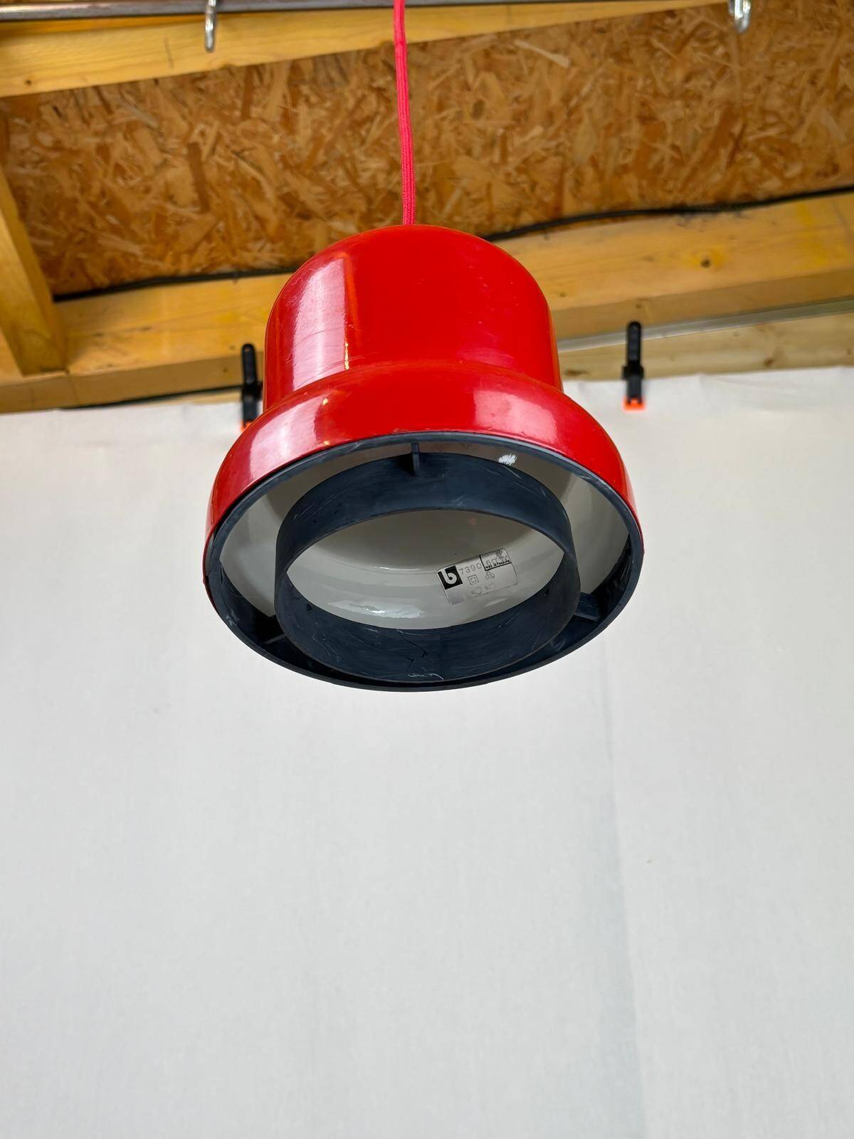 suspension métal rouge - Danemark années 70/80