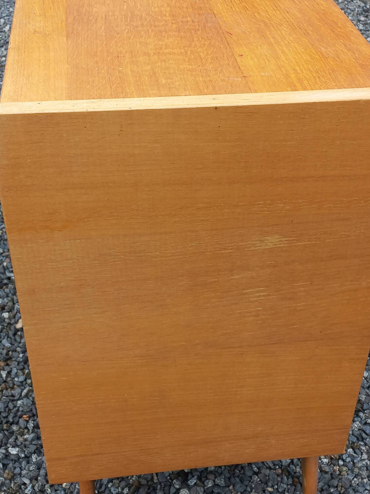Vintage chest of drawers in light oak and rattan with tapered legs, 3 drawers from the 1950s.