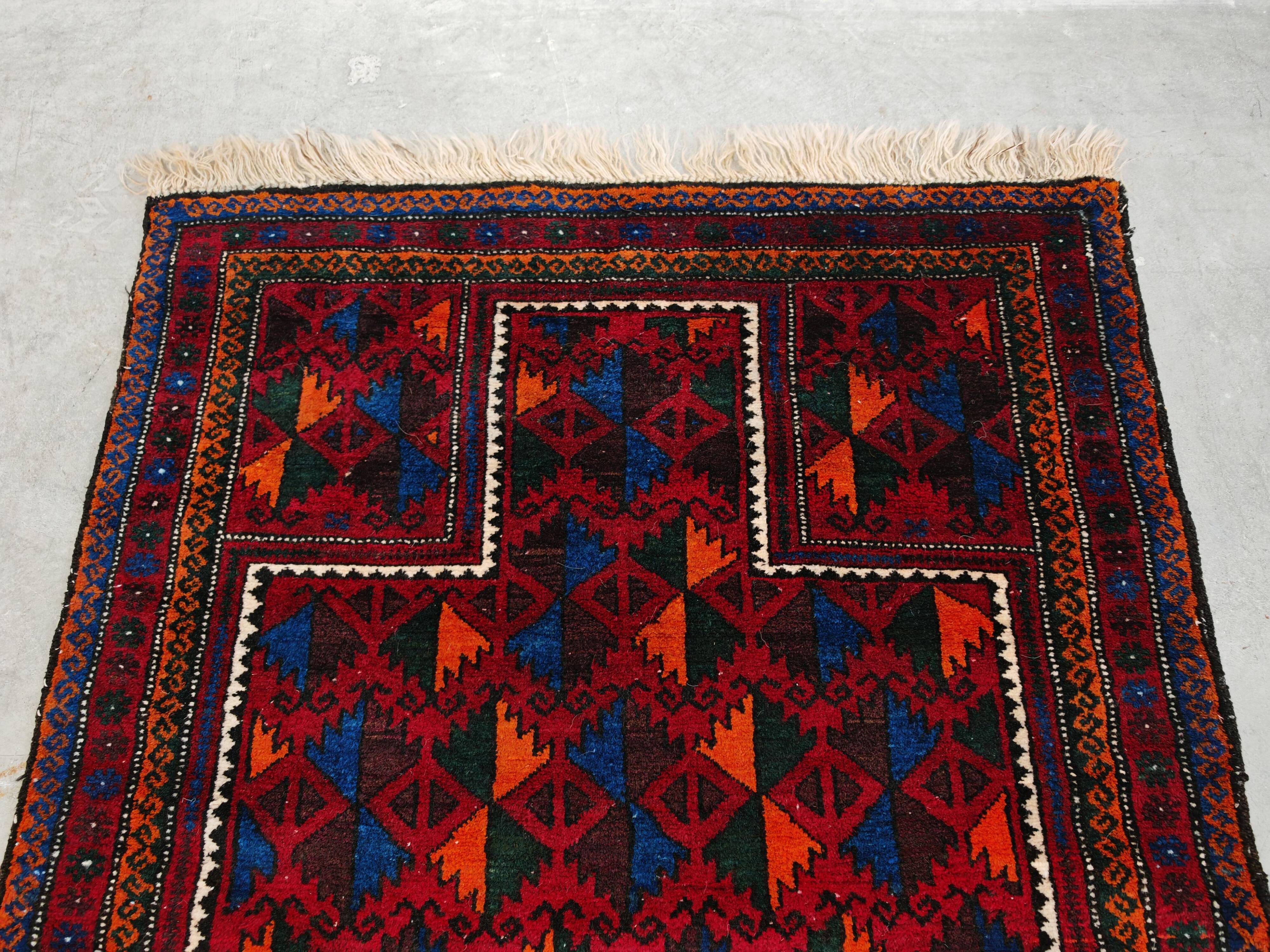 Vintage Baluchi prayer rug, hand-knotted, dyed wool from the 1970s.