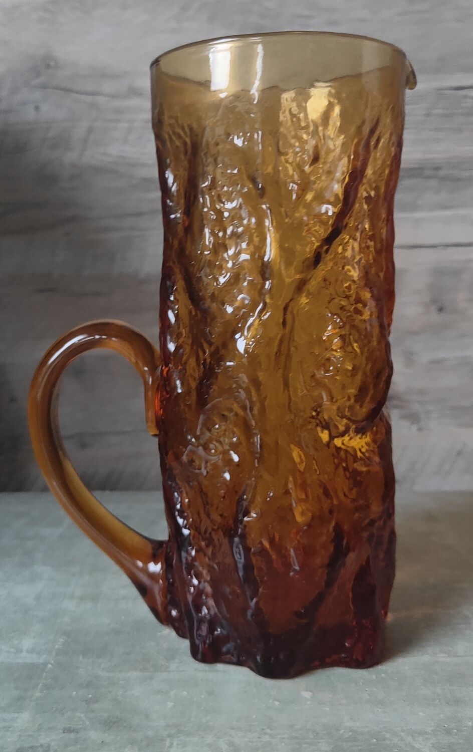 Pitcher and its glasses in amber glass