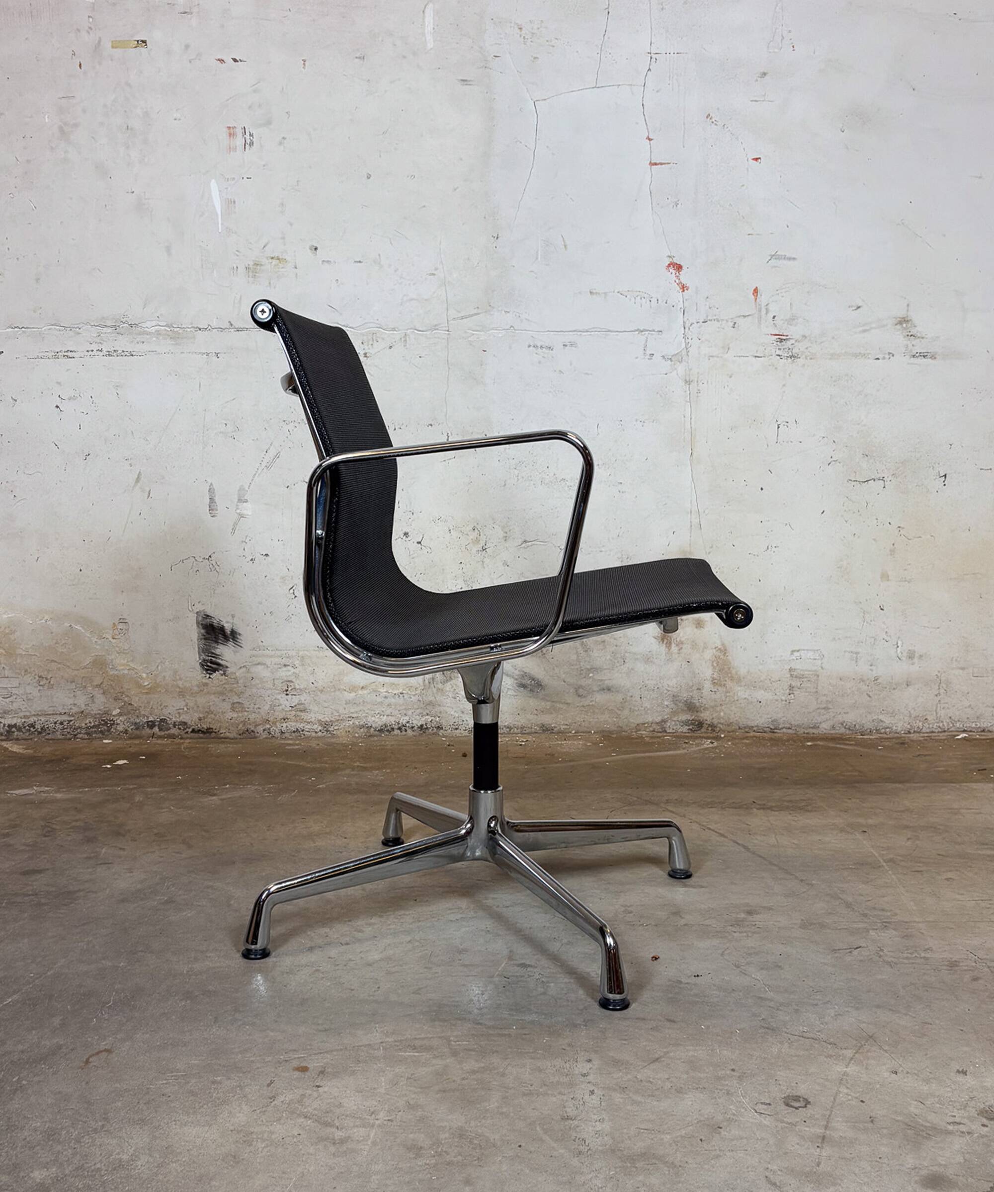 Vitra EA 108 Charles & Ray Eames, maille et aluminium – noir – chaise de tr