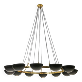 Lustre à 12 lumières en laiton patiné et métal laqué noir. Contemporain