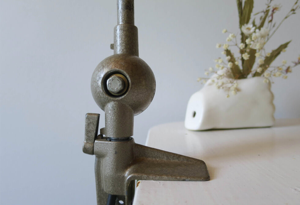 Articulated workshop lamp