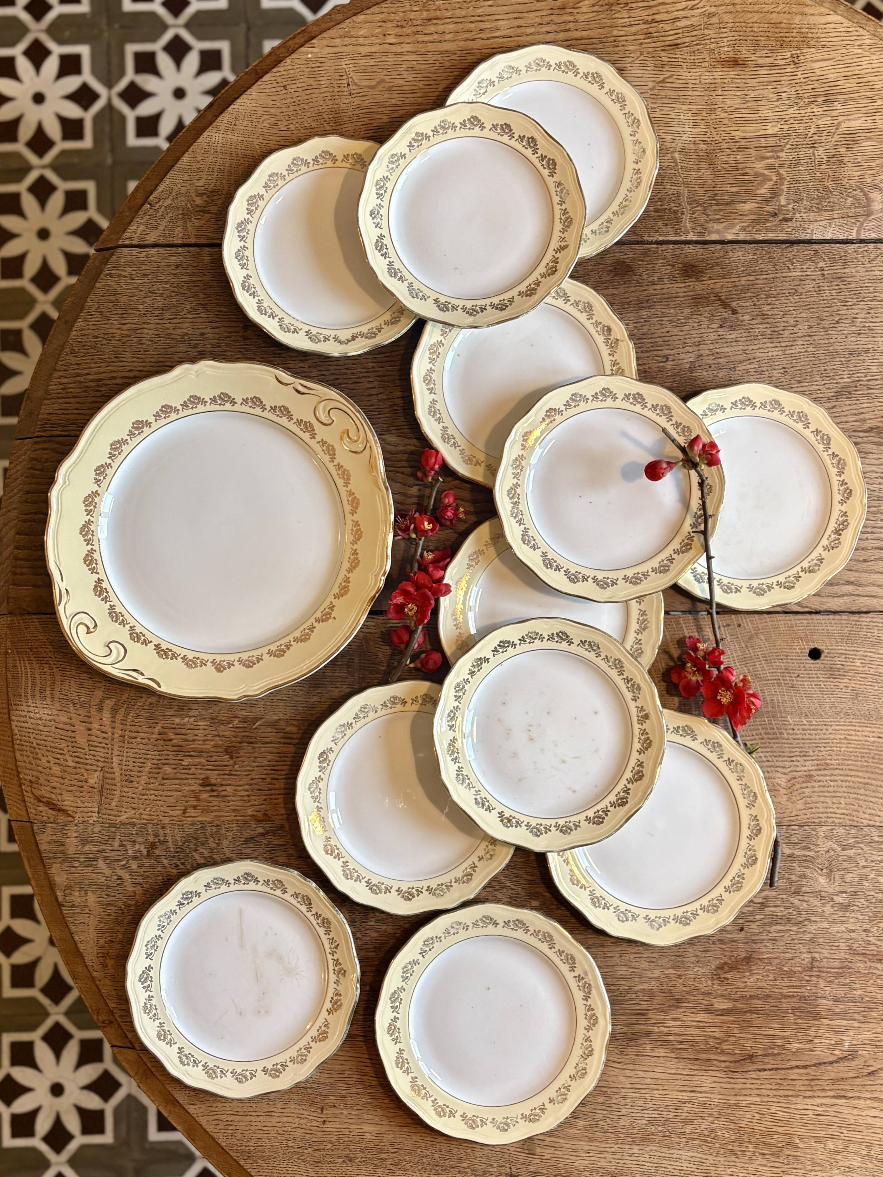 Vintage cake service l'Amandinoise in yellow and gold