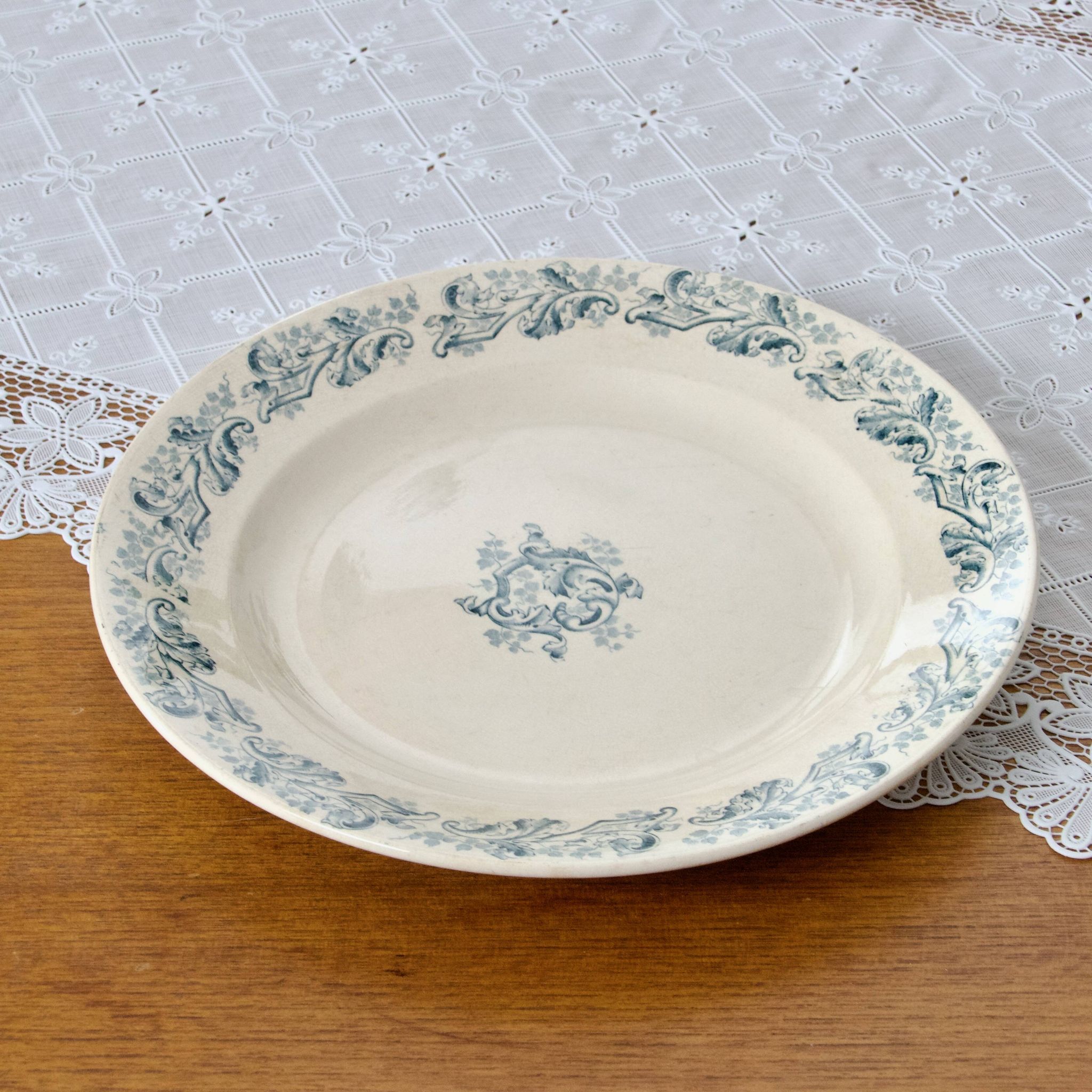 Plat rond XIXe Longwy terre de fer "Russe"