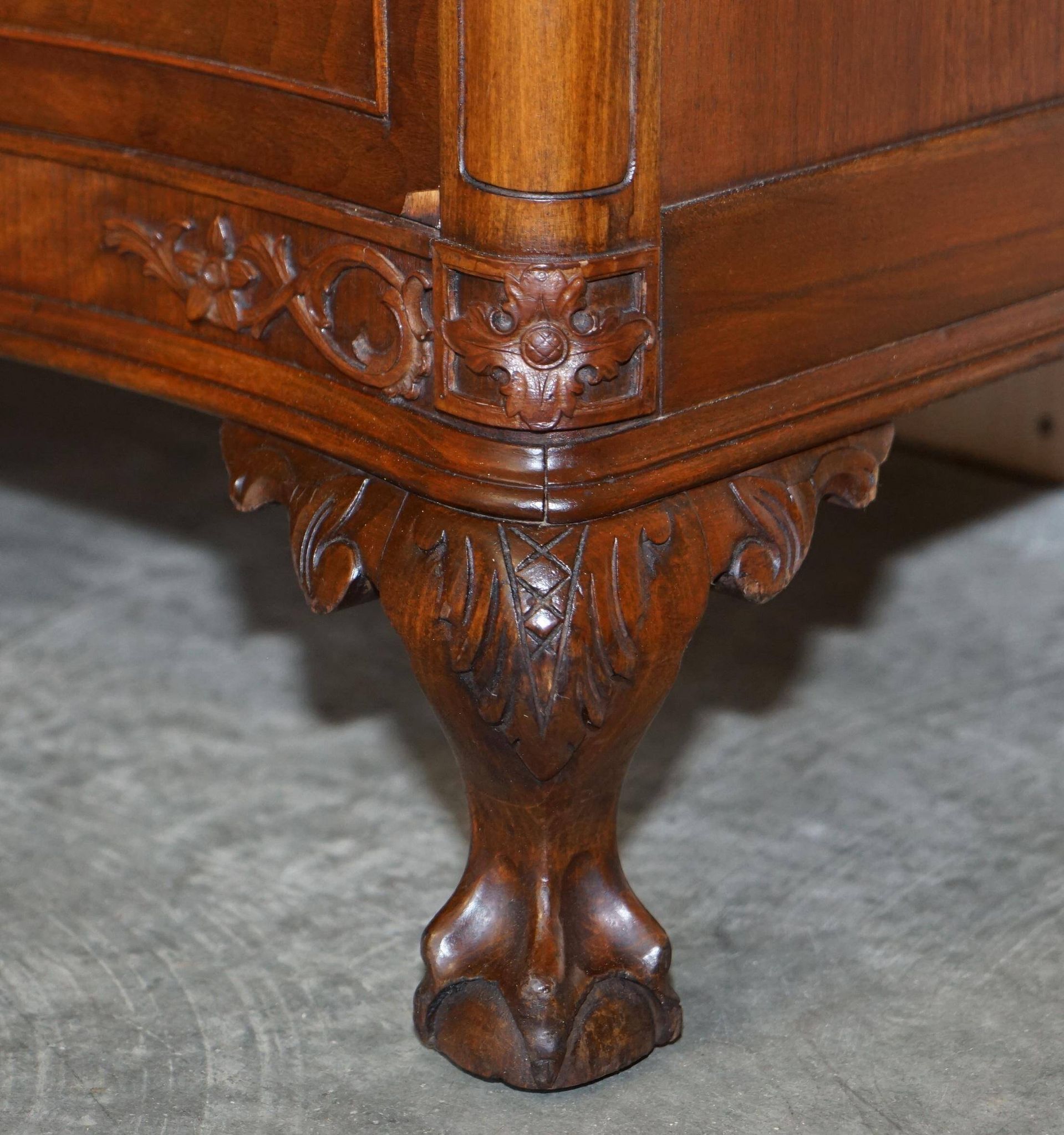 Commode Victorienne Tardive en Bois Dur Pieds Griffe et Boule