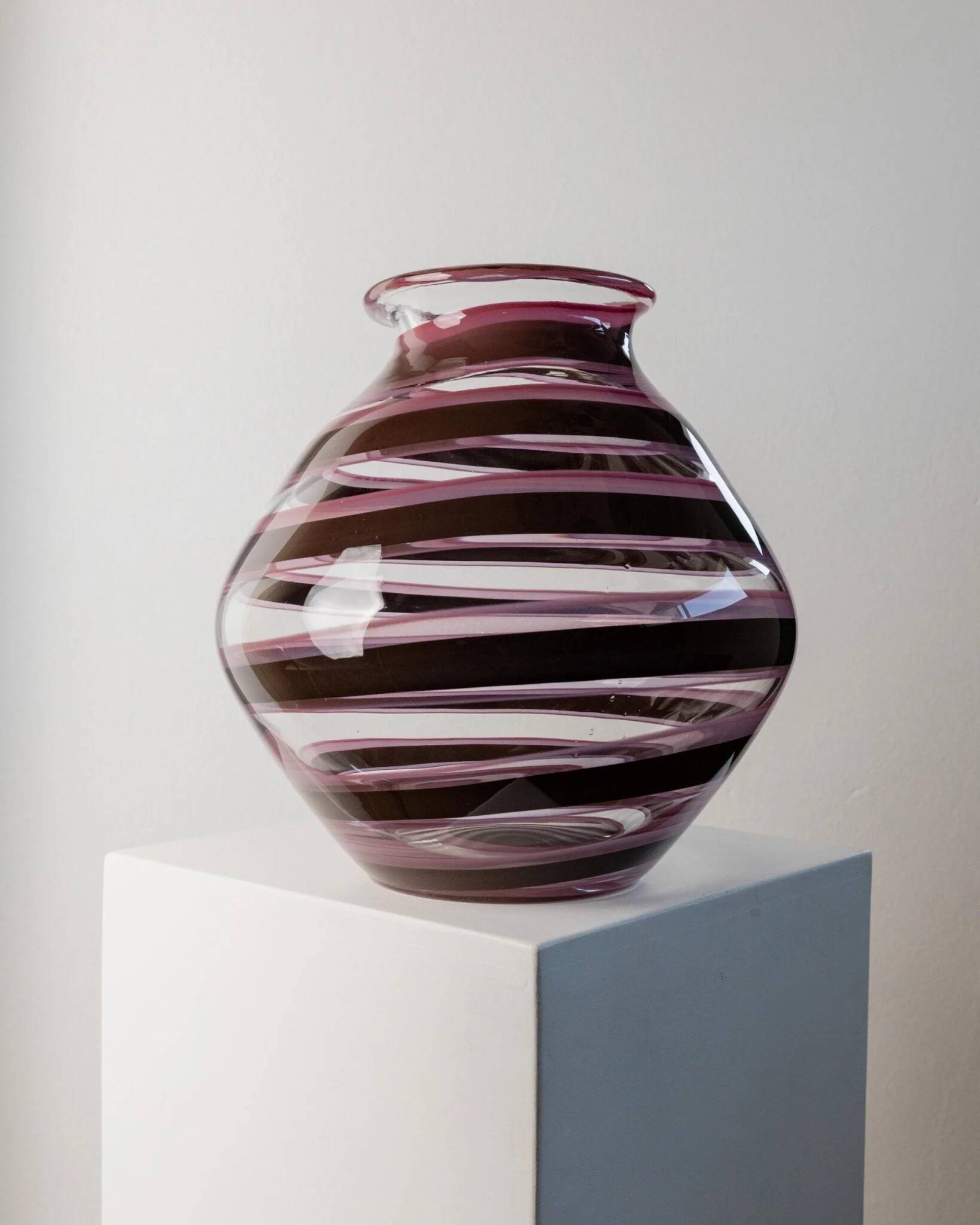 Vase en verre Murano XXL en verre clair avec des rayures violettes, verre d'art italien des années 1970.