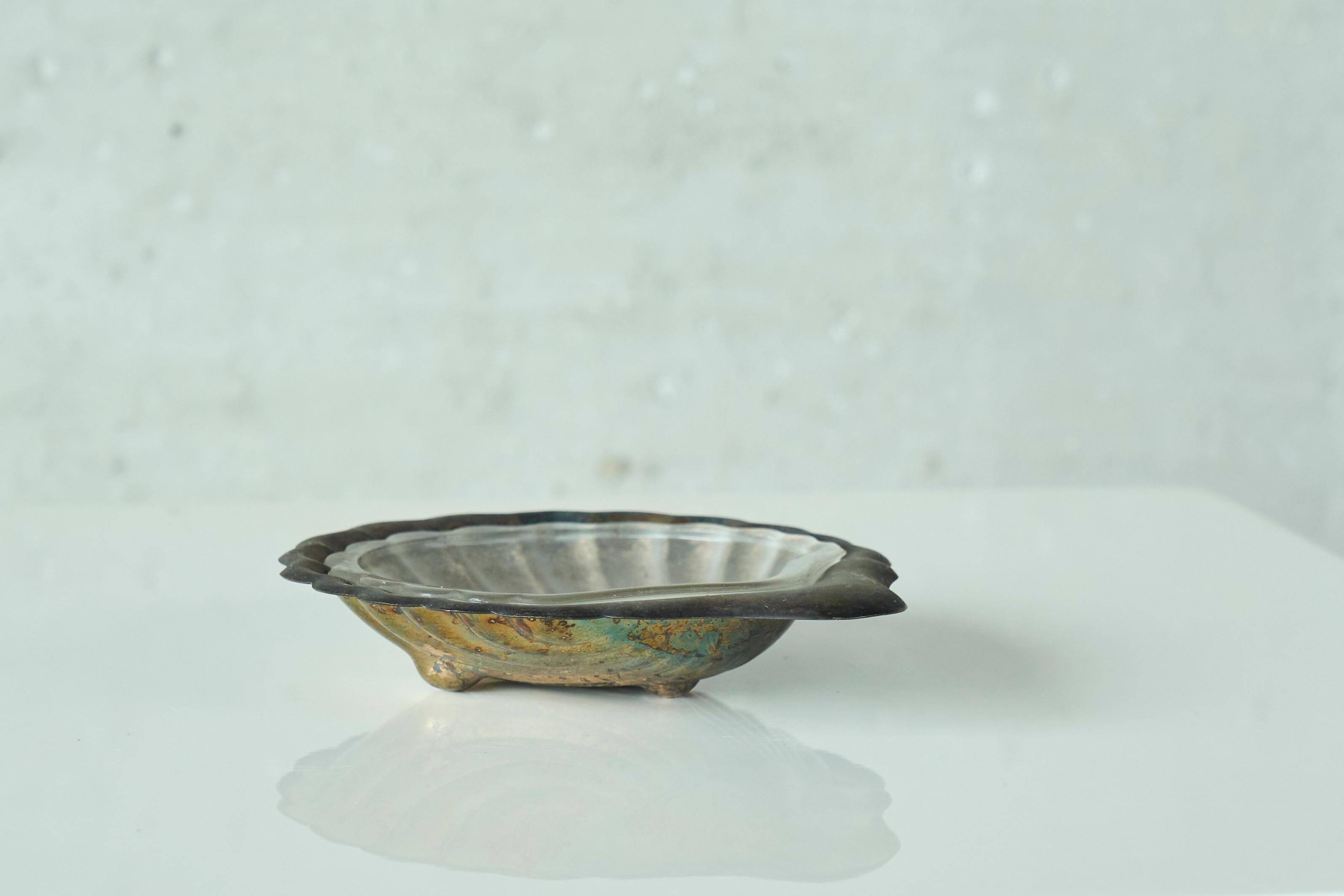 Art Deco Shell Pocket Bowl in Patinated Silver and Satin Glass from the 1930s