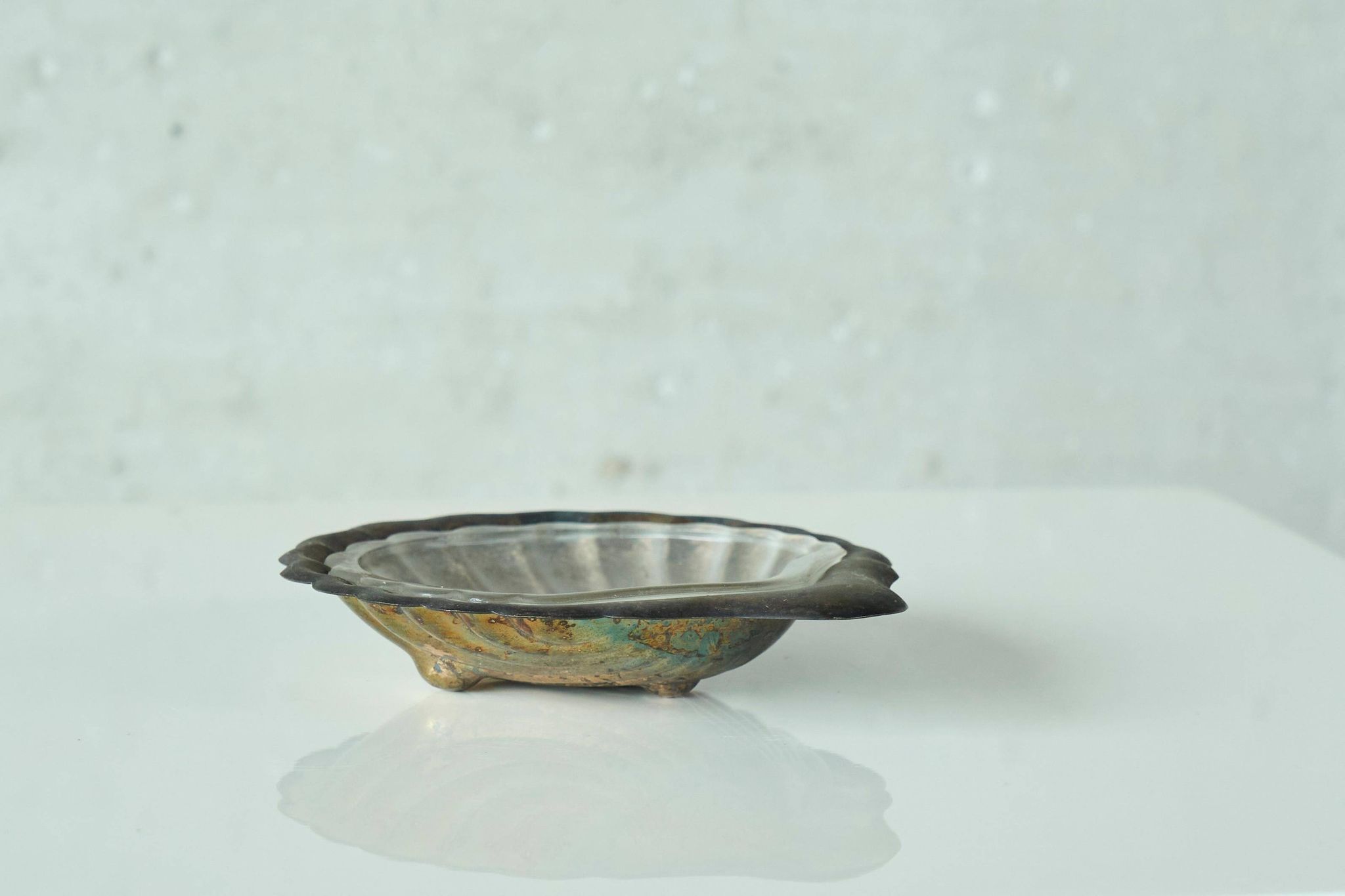 Art Deco Shell Pocket Bowl in Patinated Silver and Satin Glass from the 1930s