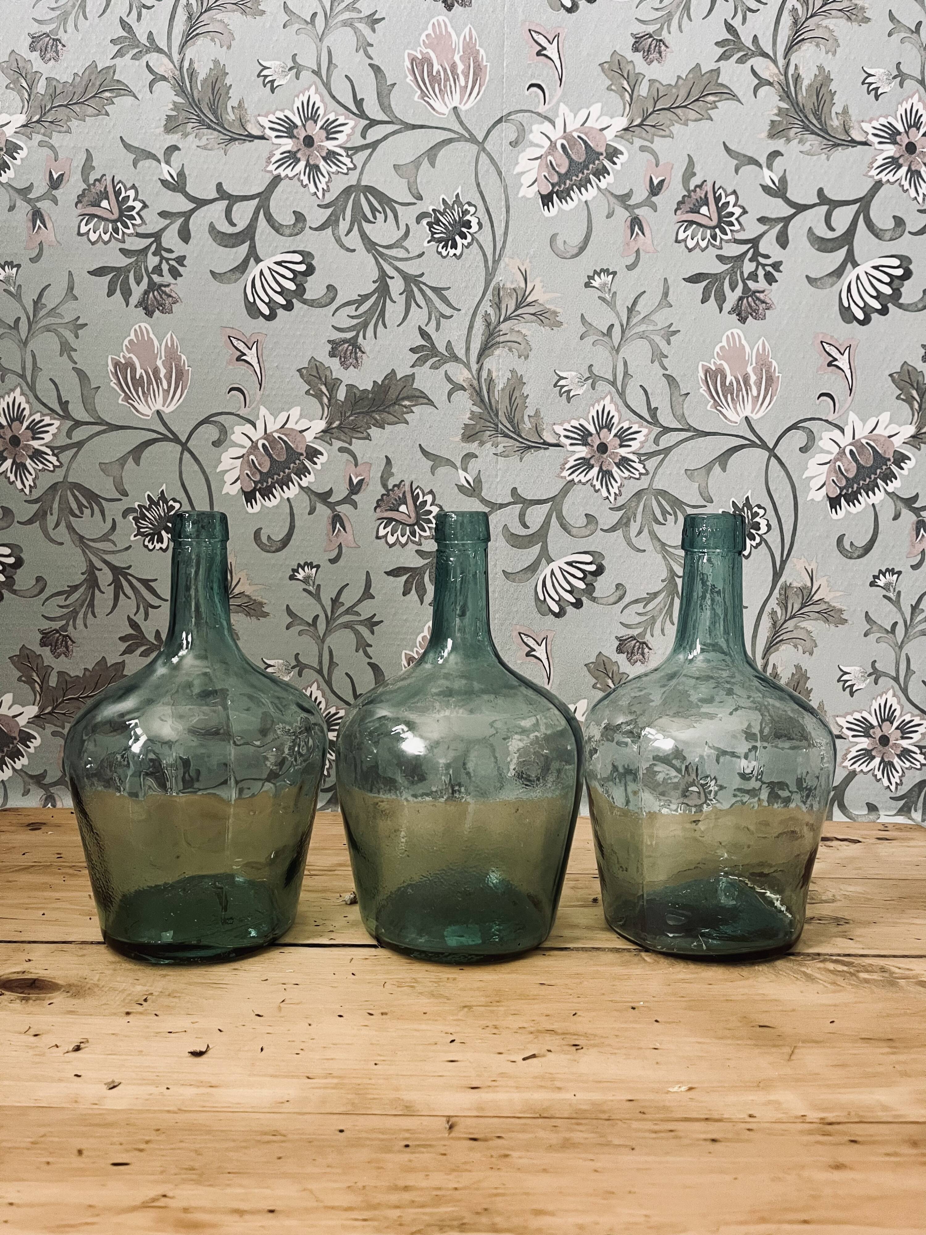 Series of 3 ladies jeanne / carboys