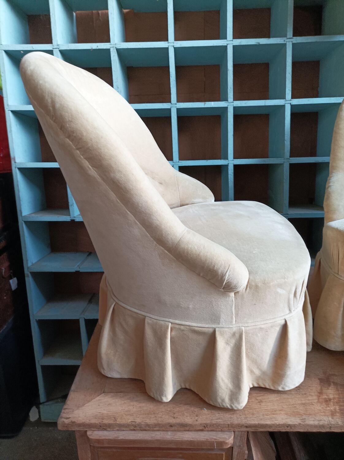 Pair of chair toad old foot black turns turns