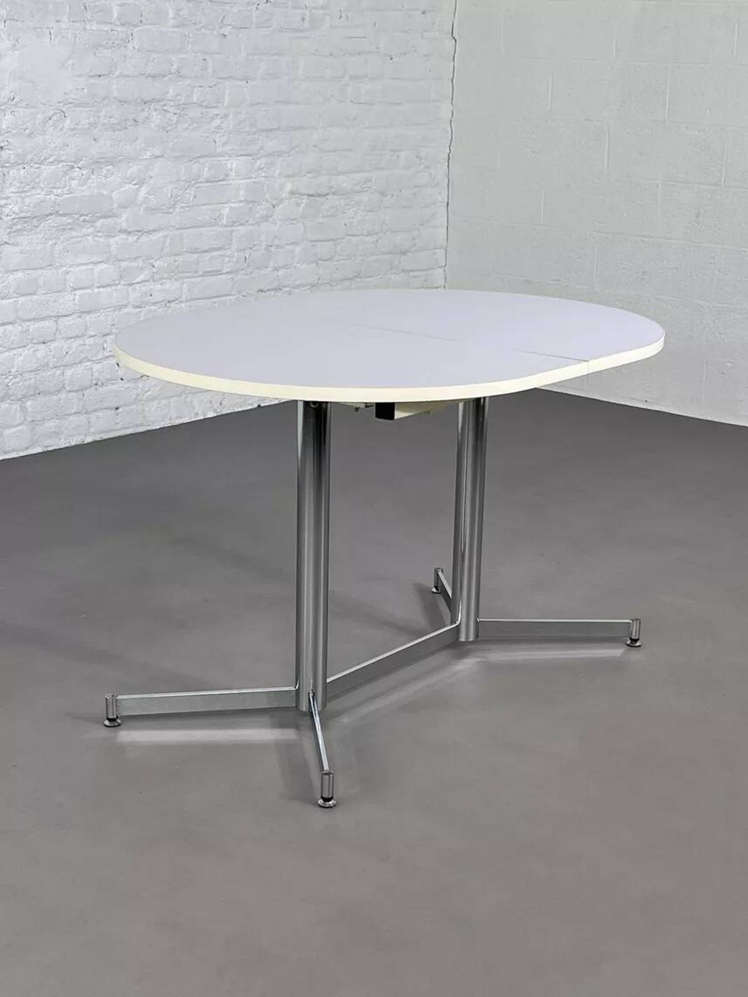 Table de repas ovale et extensible des années 50 chrome et formica