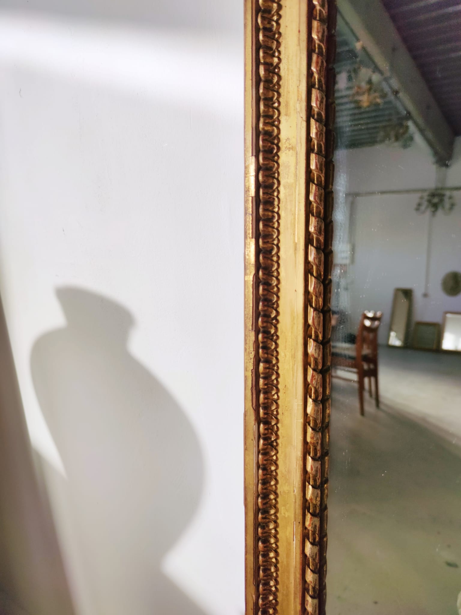 Miroir de cheminée en bois doré à décor de nœud et de roses H : 164 cm