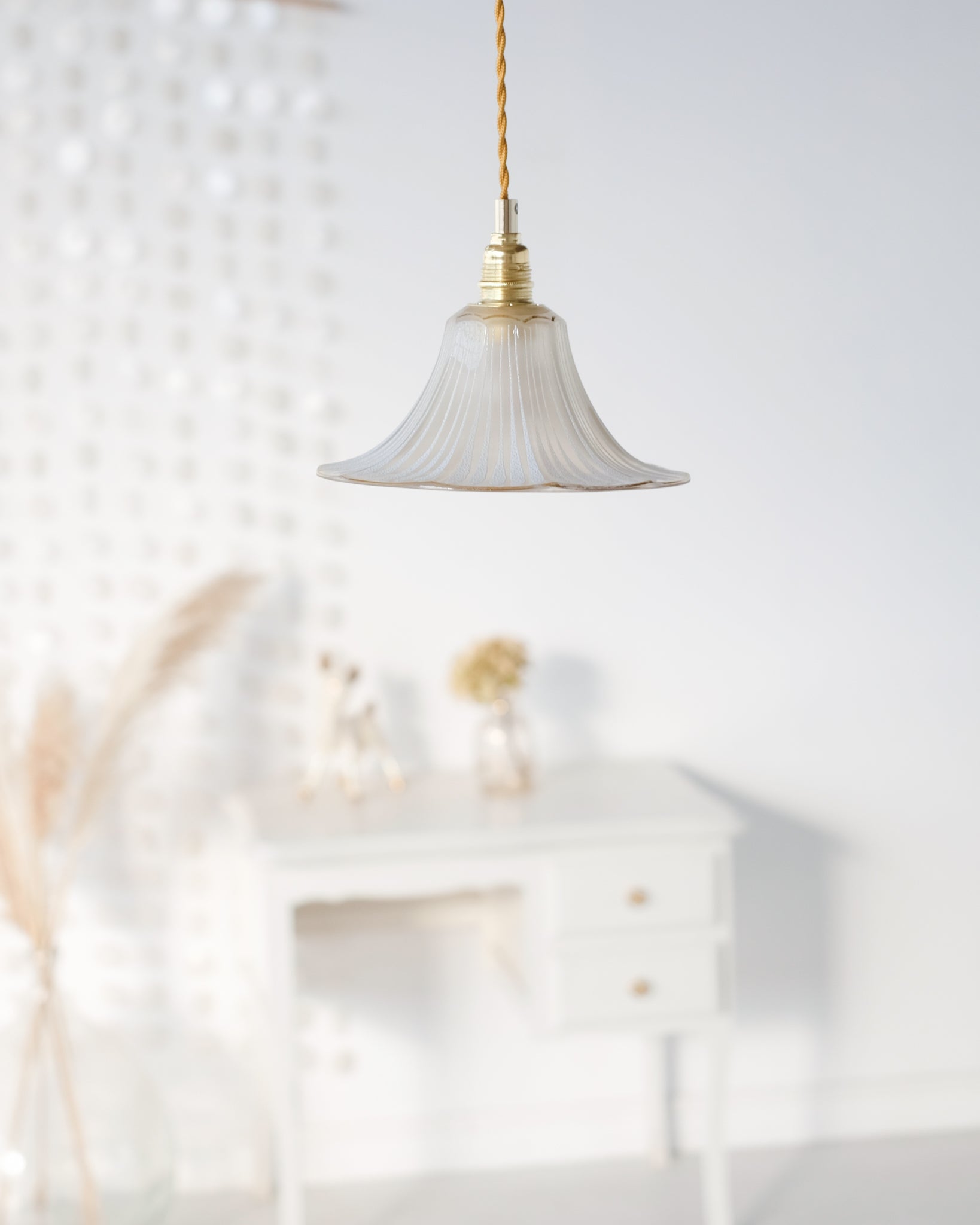 Pendant lamp in engraved and gilded glass