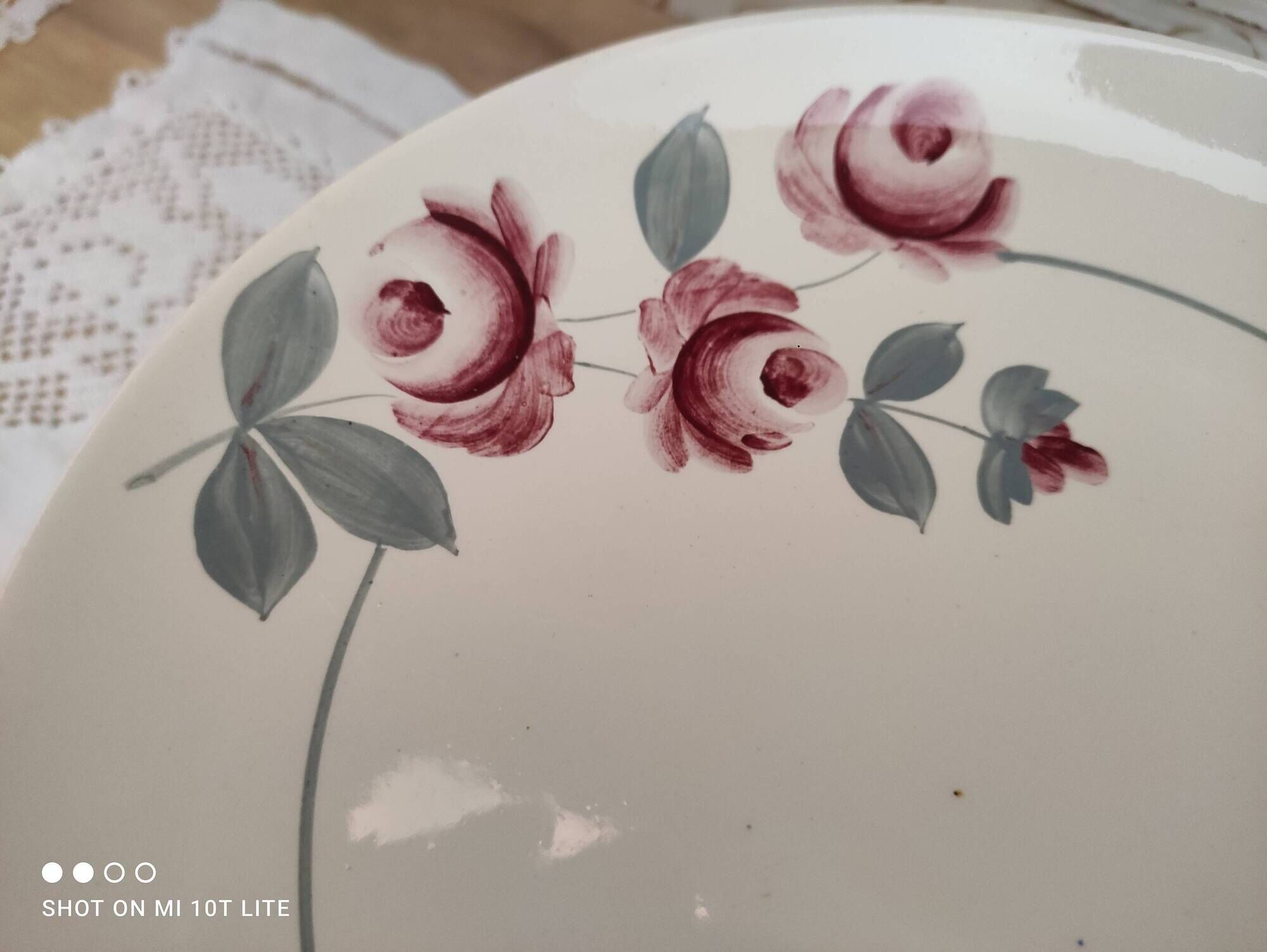 Compotier on pedestal, cake display in Terre de Fer Saint-Amand decoration old gray roses