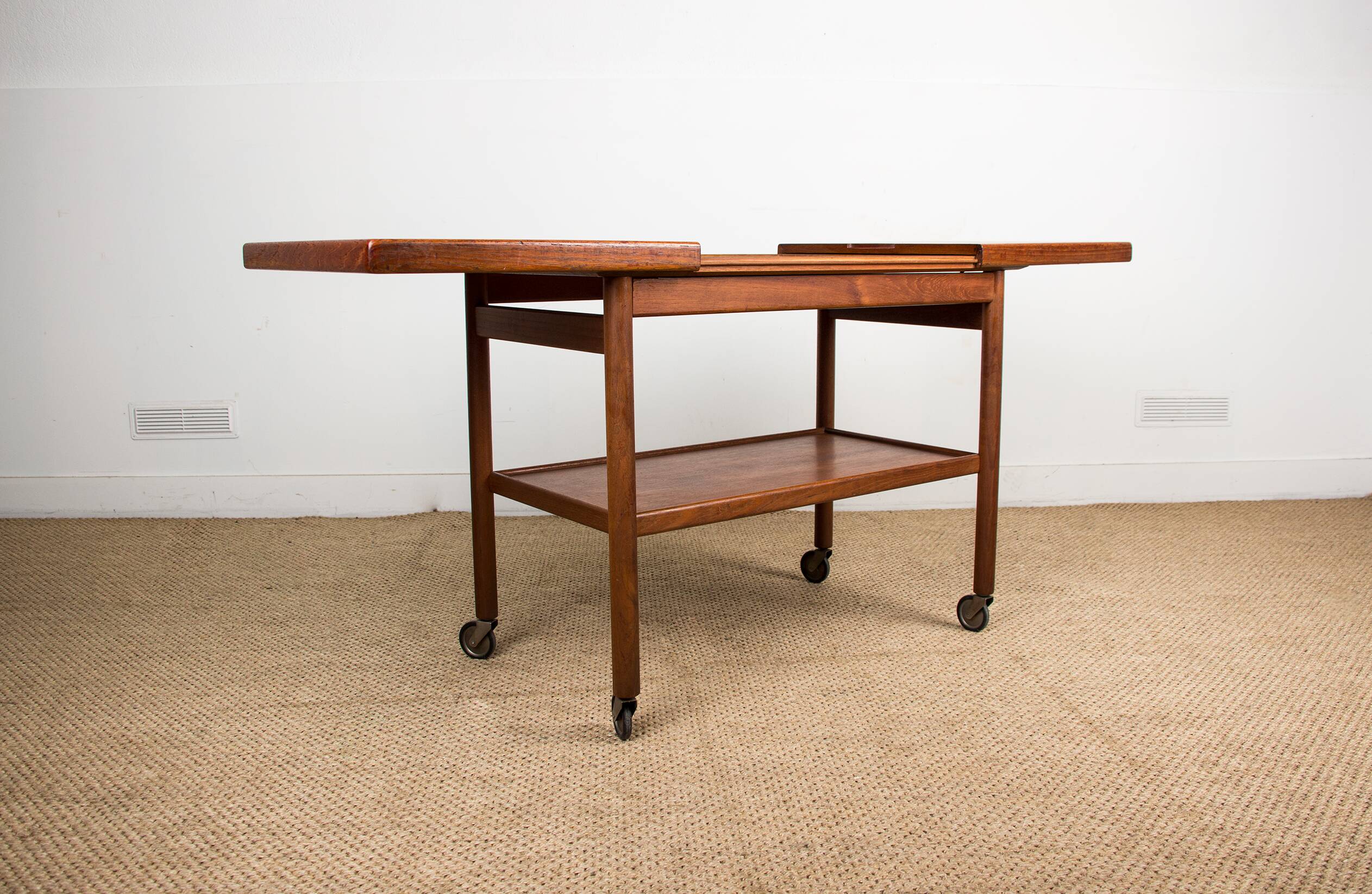 Danish extendable two-tiered teak serving trolley, 1960s, Kurt Ostervig.