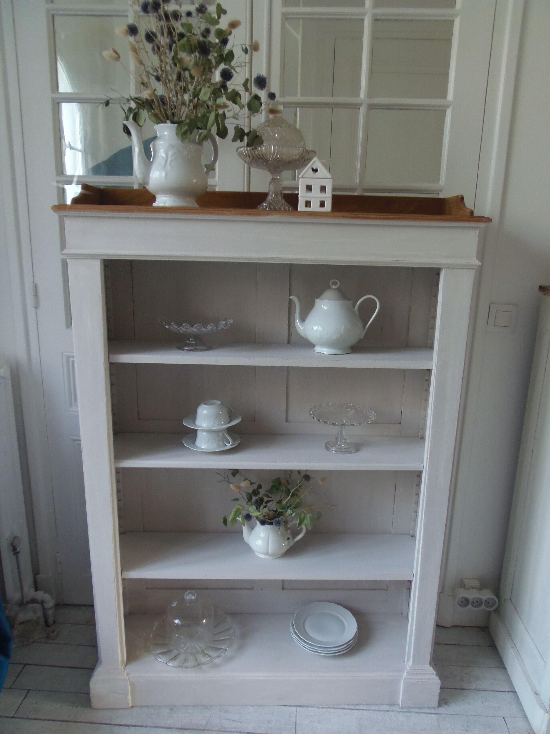 Old patinated pearl gray library, wooden top, composed of 3 adjustable shelves.