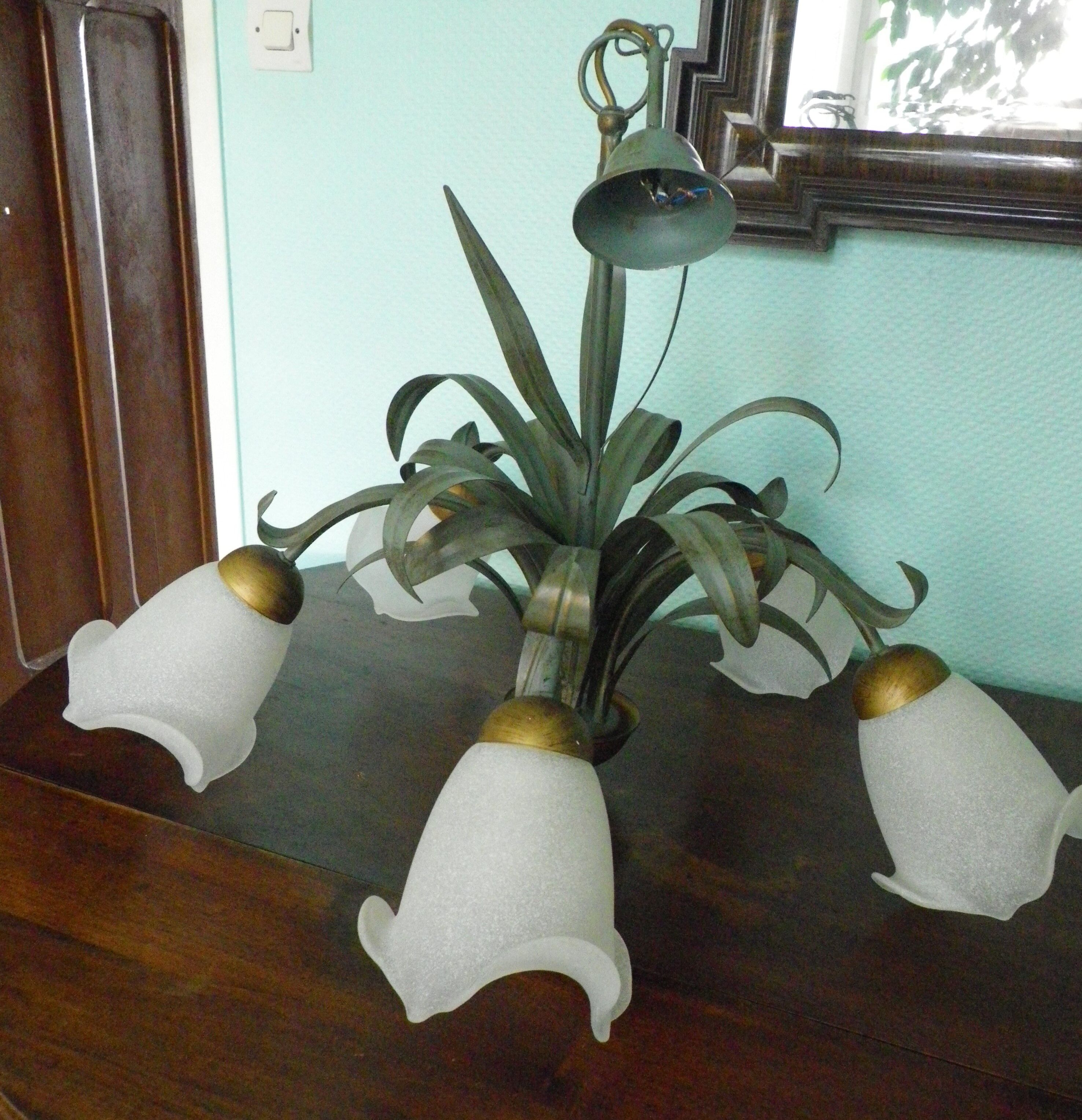 Chandelier of 5 corollas in white granite glass, central decoration with foliage 70s /80s