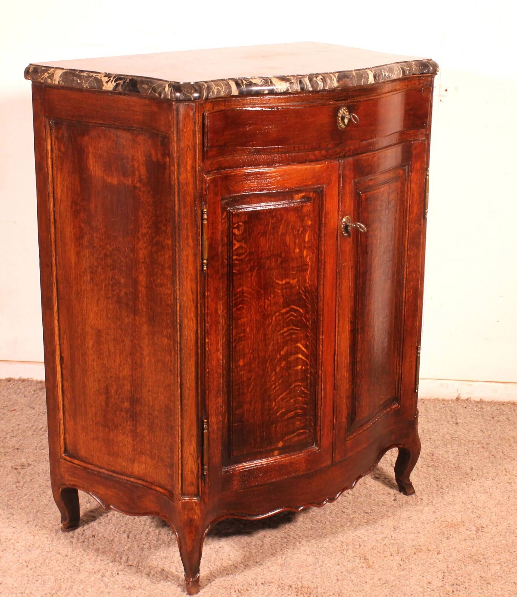 Superb Louis XV style buffet from the 18th century in oak.