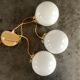 Suspension cascade trois feux globes vintage en opaline blanche