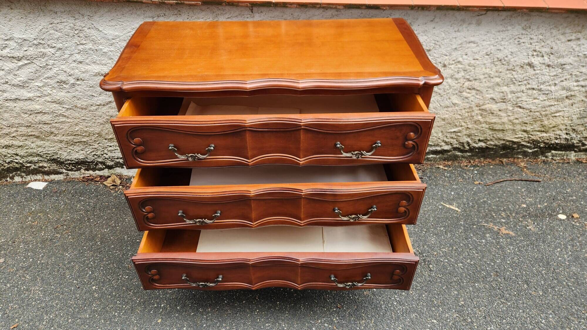 Varnished wooden chest of drawers with 3 drawers