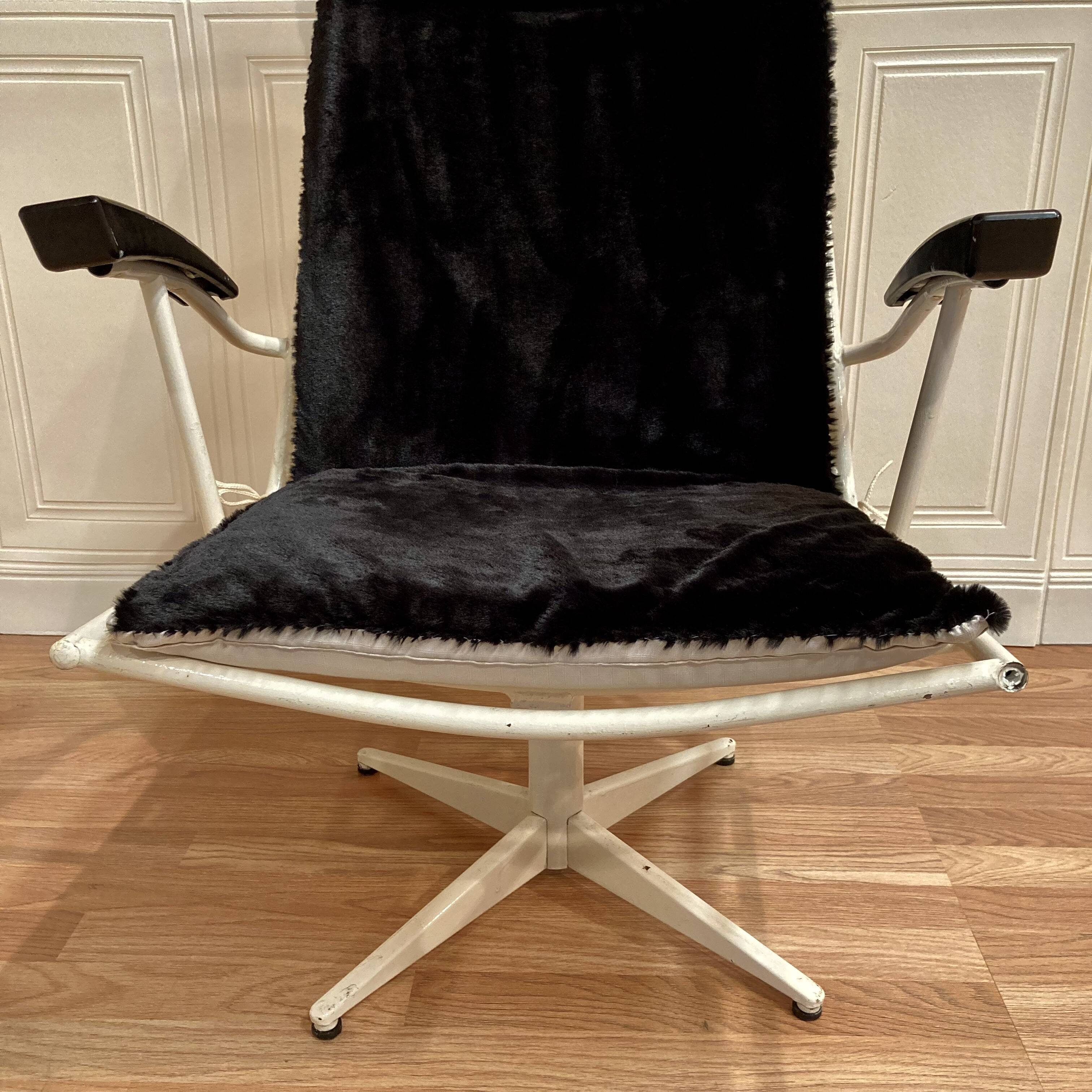 Swivel chair in metal and Bakelite, 1960s design.