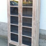 Armoire vitrée en bois ancien blanchi