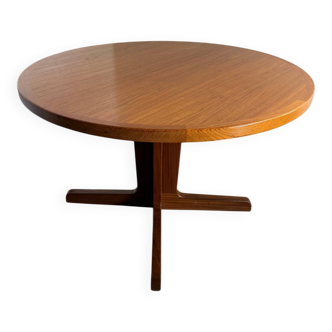 Vintage dining room round table