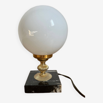 Lampe à poser en marbre métal doré globe opalin