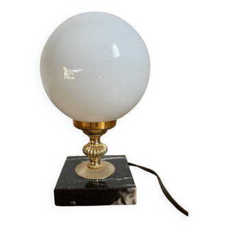 Lampe à poser en marbre métal doré globe opalin