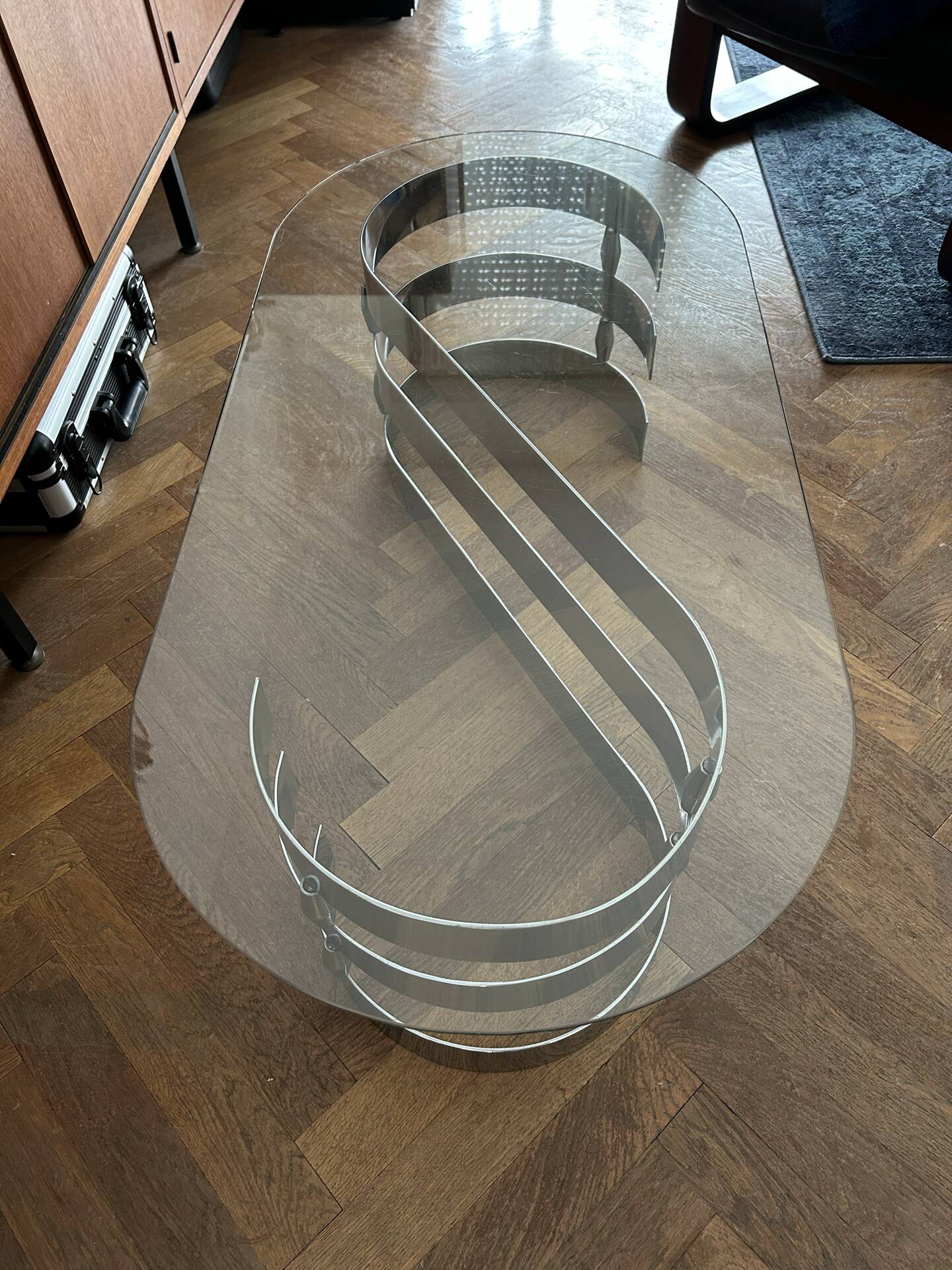 Table basse ovale design années 70 en verre et pieds chromé « S »