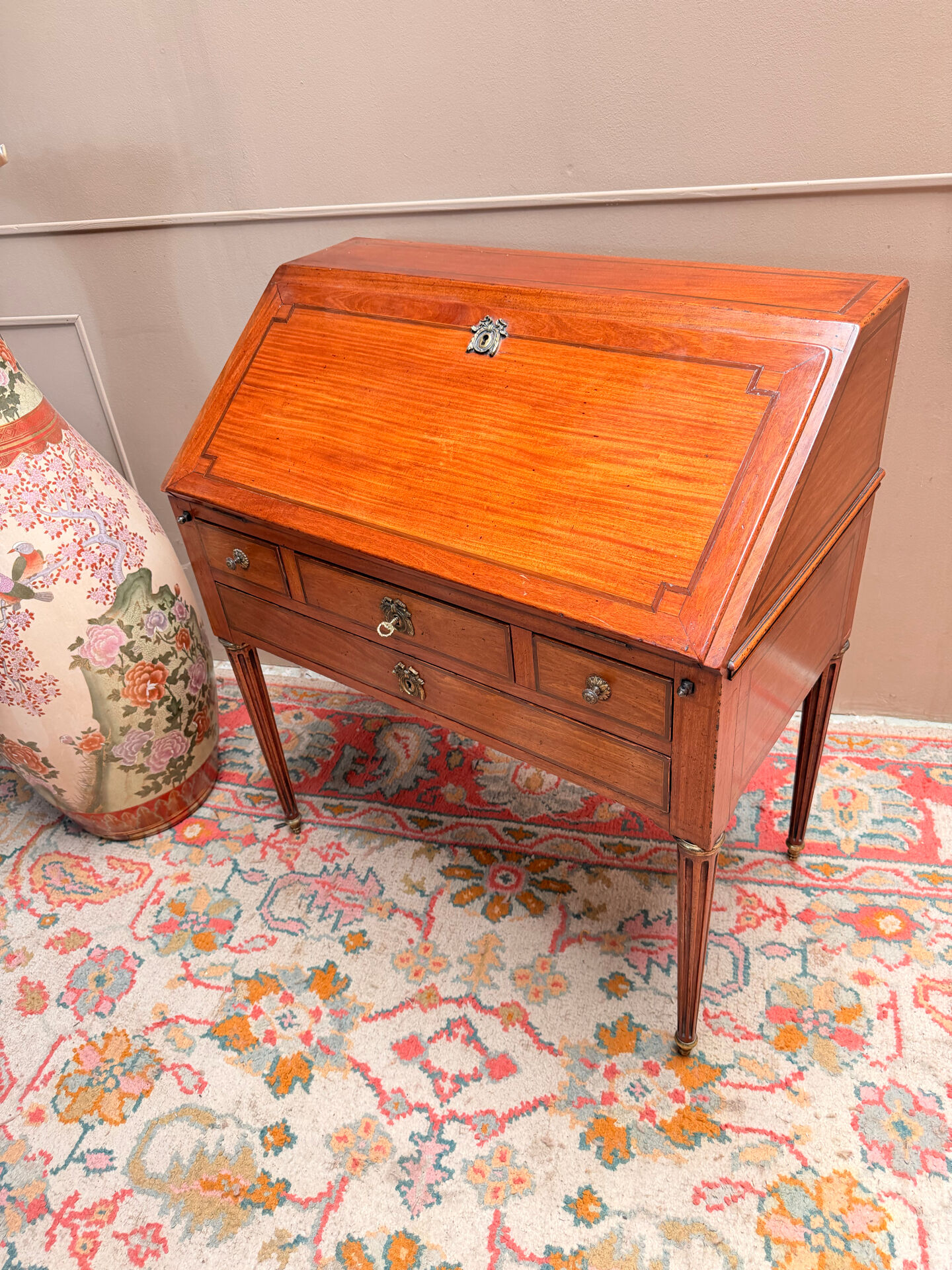 BUREAU DE PENTE DE MILIEU EN ACAJOU DE STYLE LOUIS XVI XIX EME SIÈCLE 