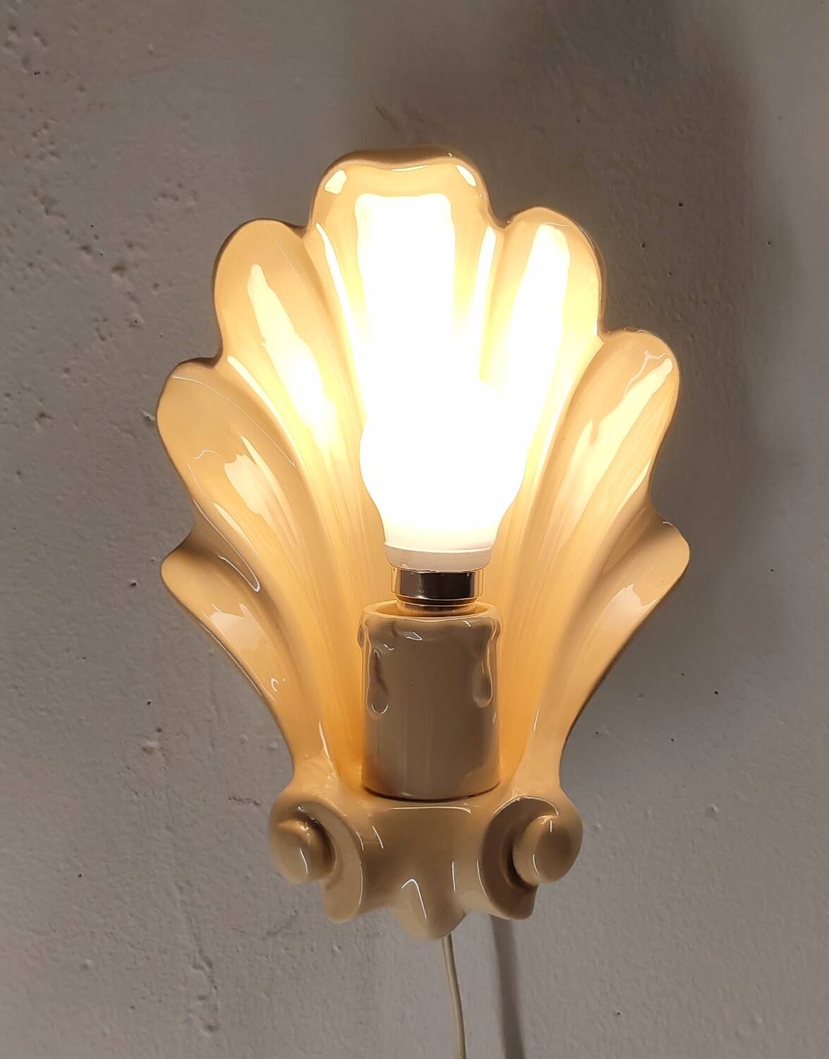 Beige ceramic shell lamp wall lamp from the 40s