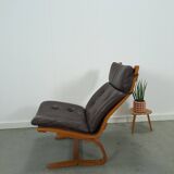 Bruin leren fauteuil met houten onderstel