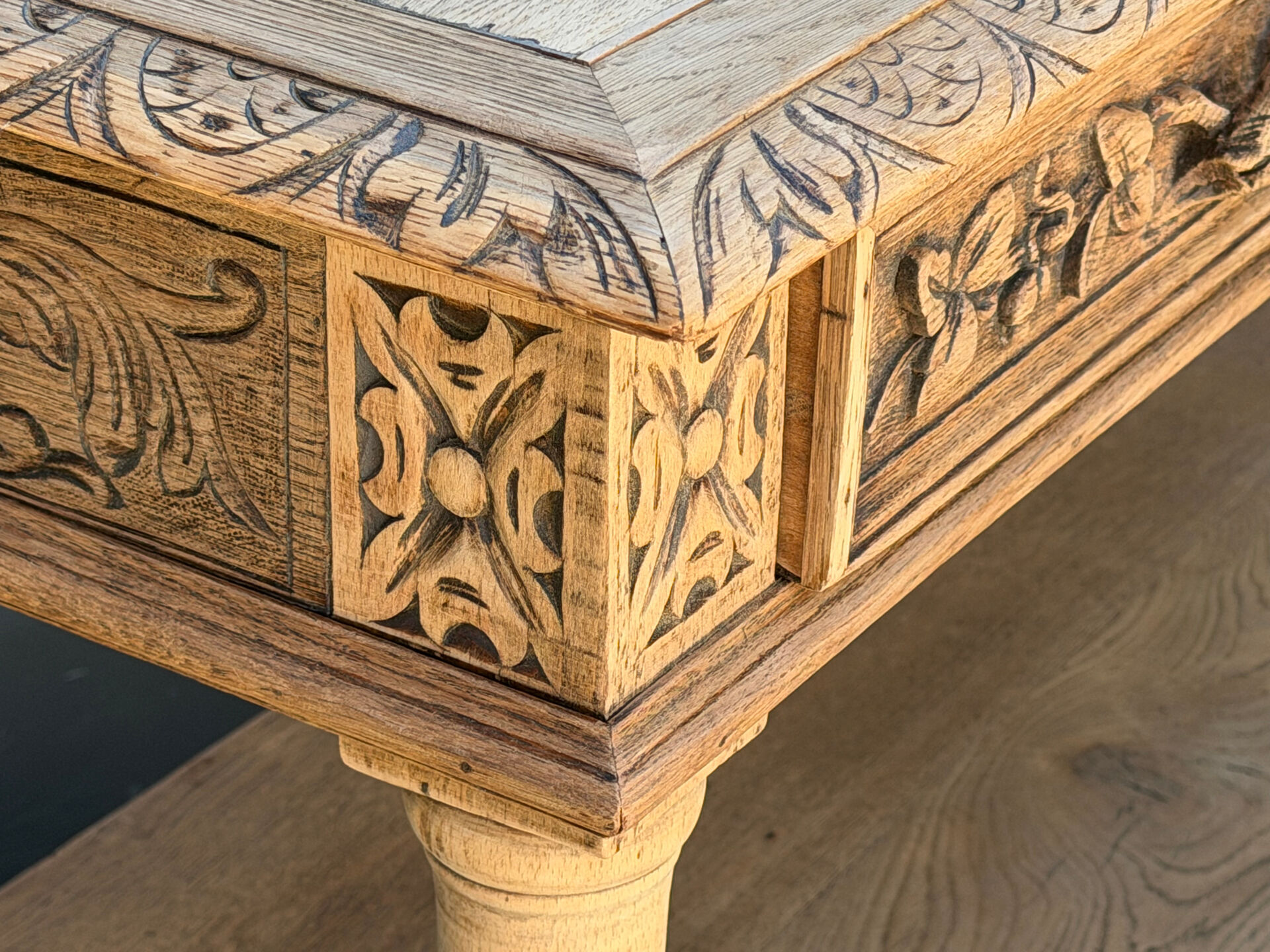 Console chêne brut massif décor végétal sculpté fin XIXe