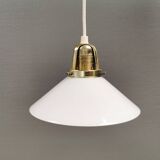 Suspensions en verre blanc laiteux avec des dessus en couleur laiton.