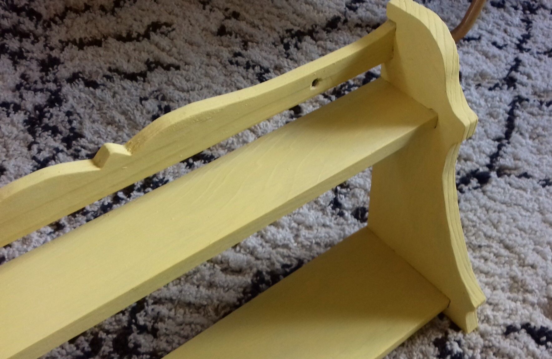 Etagère bois 2 rayons coloris jaune Babouche Farrow & Ball à poser ou suspendre