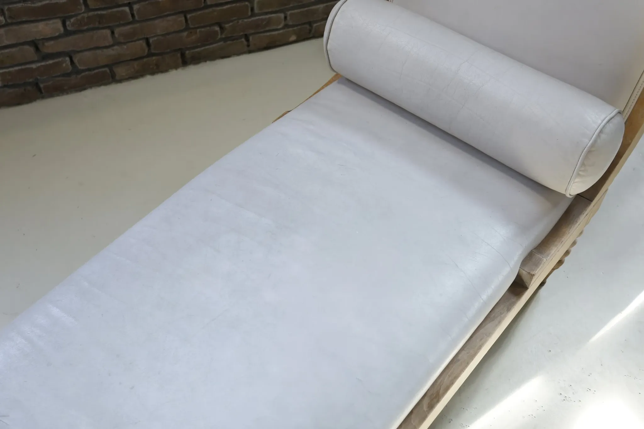 Vintage chaise longue / daybed in bleached wood and white leather