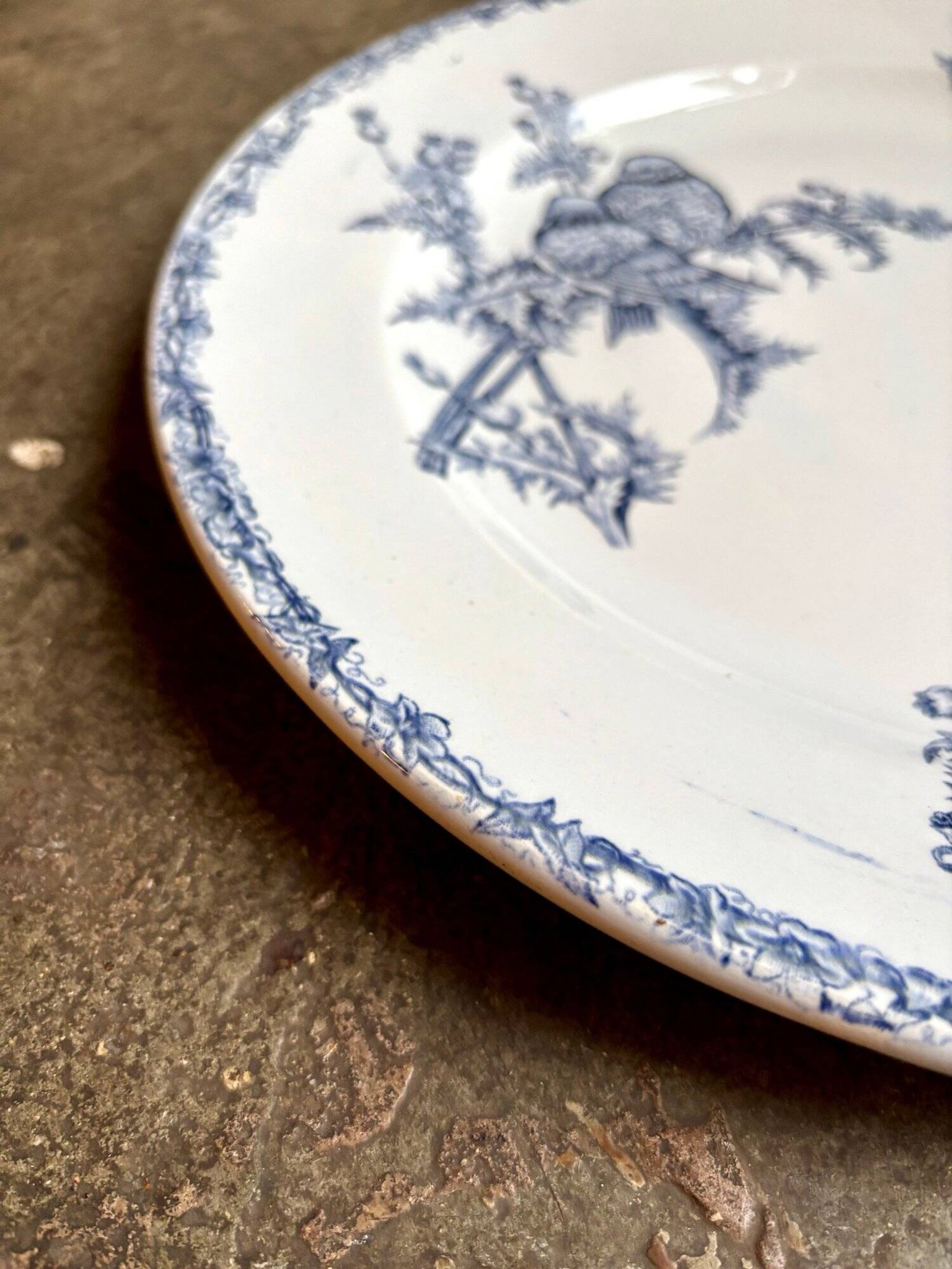 Clairefontaine - Léon Graves round dish in iron earth, "Chardonnerets" service, late 19th century