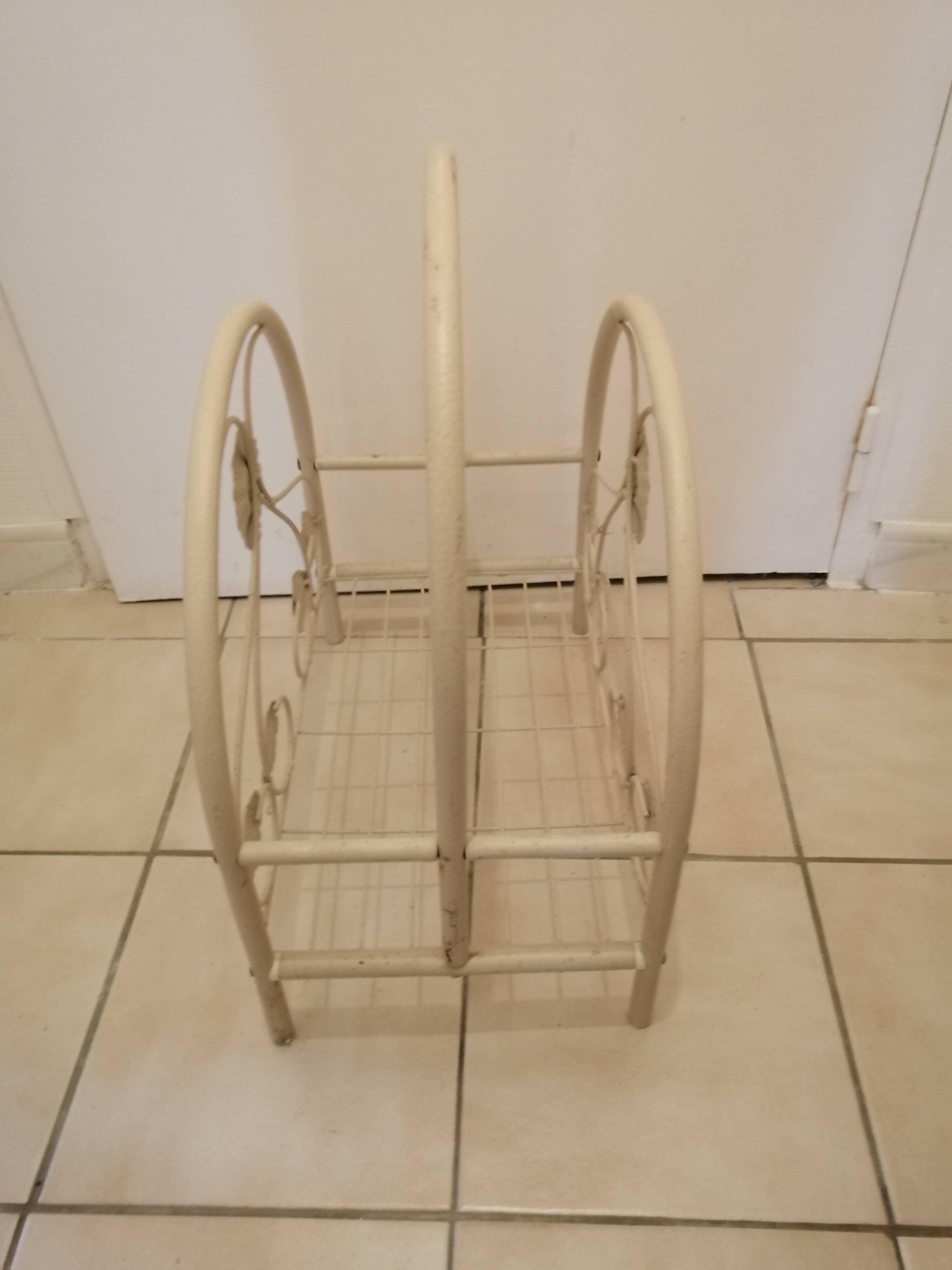 Metal magazine holder