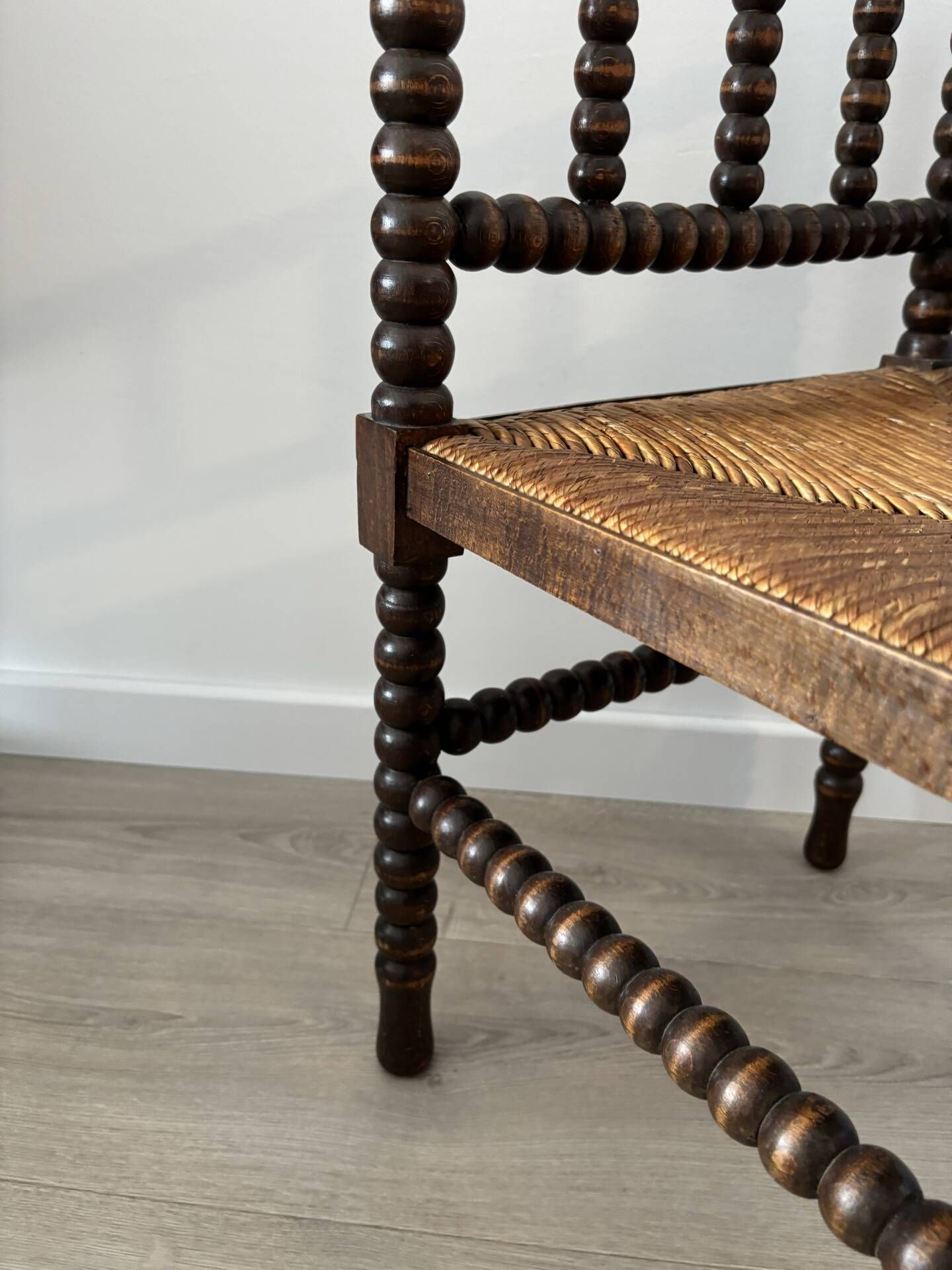 Chaise d’angle ancienne en bois tourné, assise en paille, style rusti