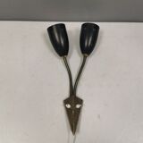 Applique ancienne avec abat-jour en métal noir et bras courbés en laiton