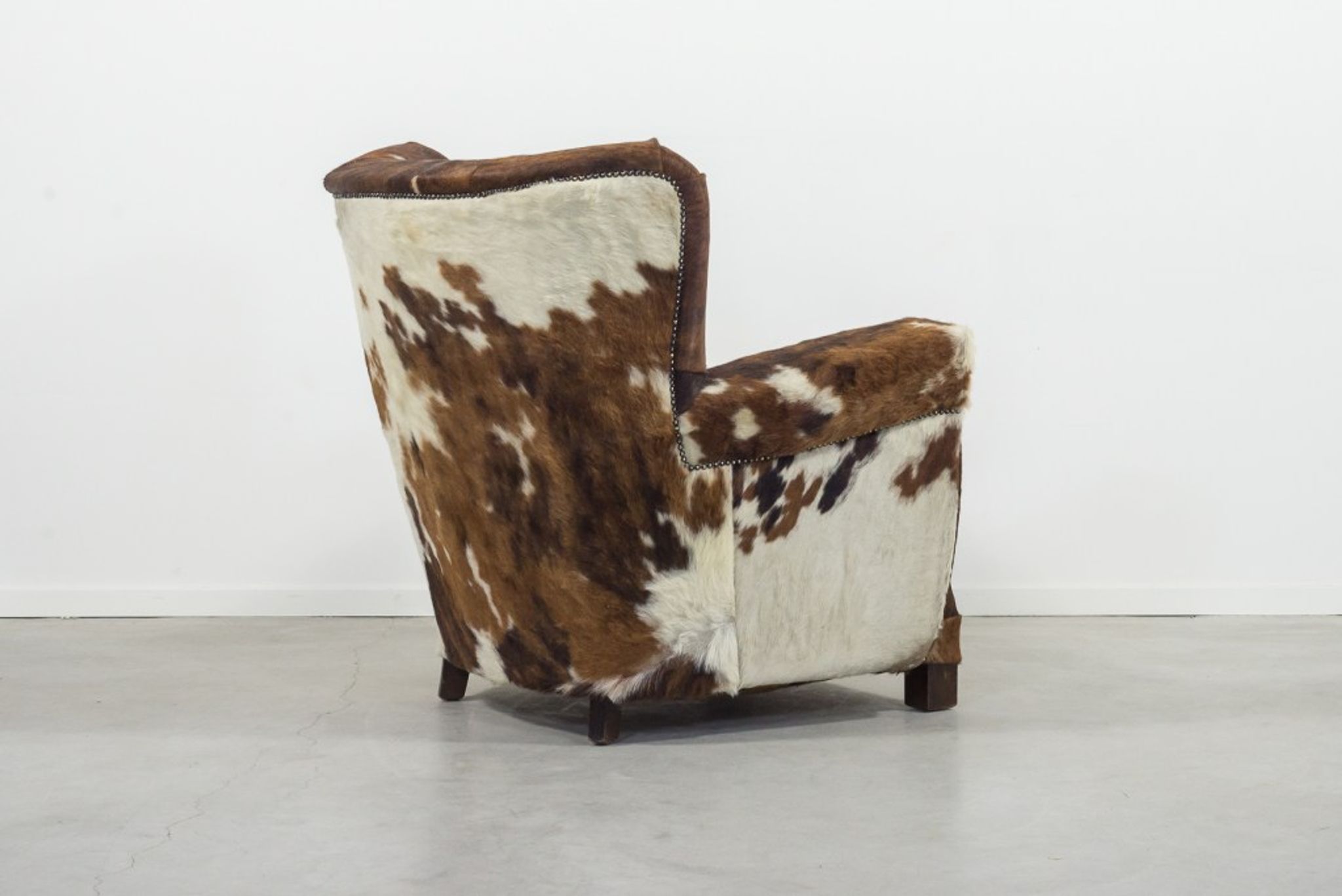 Fauteuil art déco en peau de vache