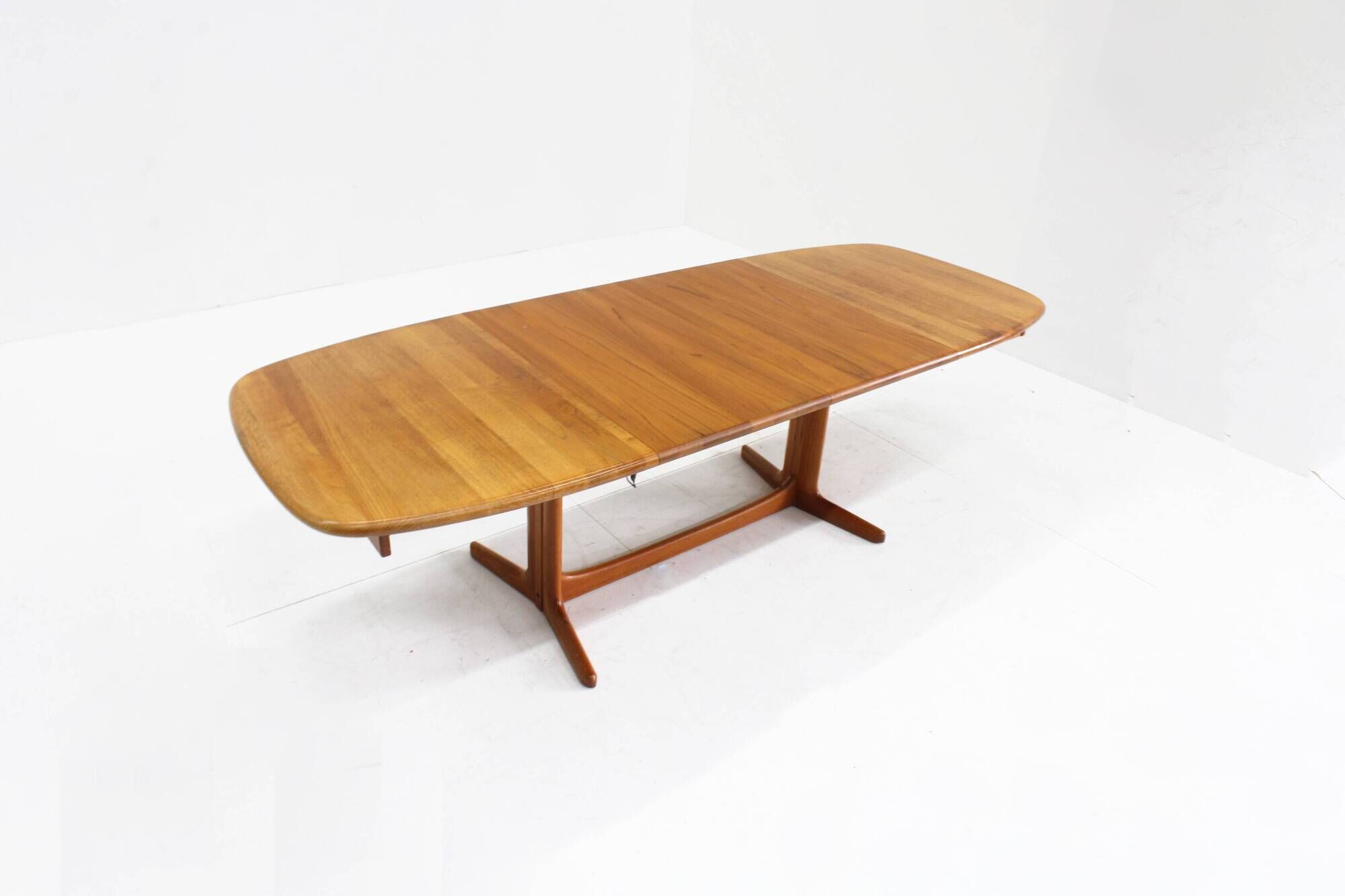 Table à manger ovale extensible vintage danoise en teck massif des années 1960